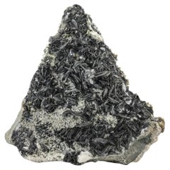 Silbergraue Rossetts-Kristalle aus Silber mit Hämatit und Titan aus Pakistan
