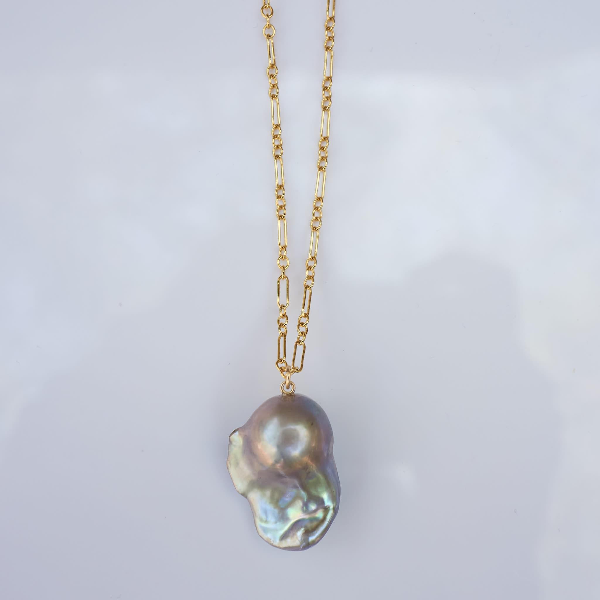 Victorien Chaîne collier pendentif J Dauphin en argent et perles grises en vente