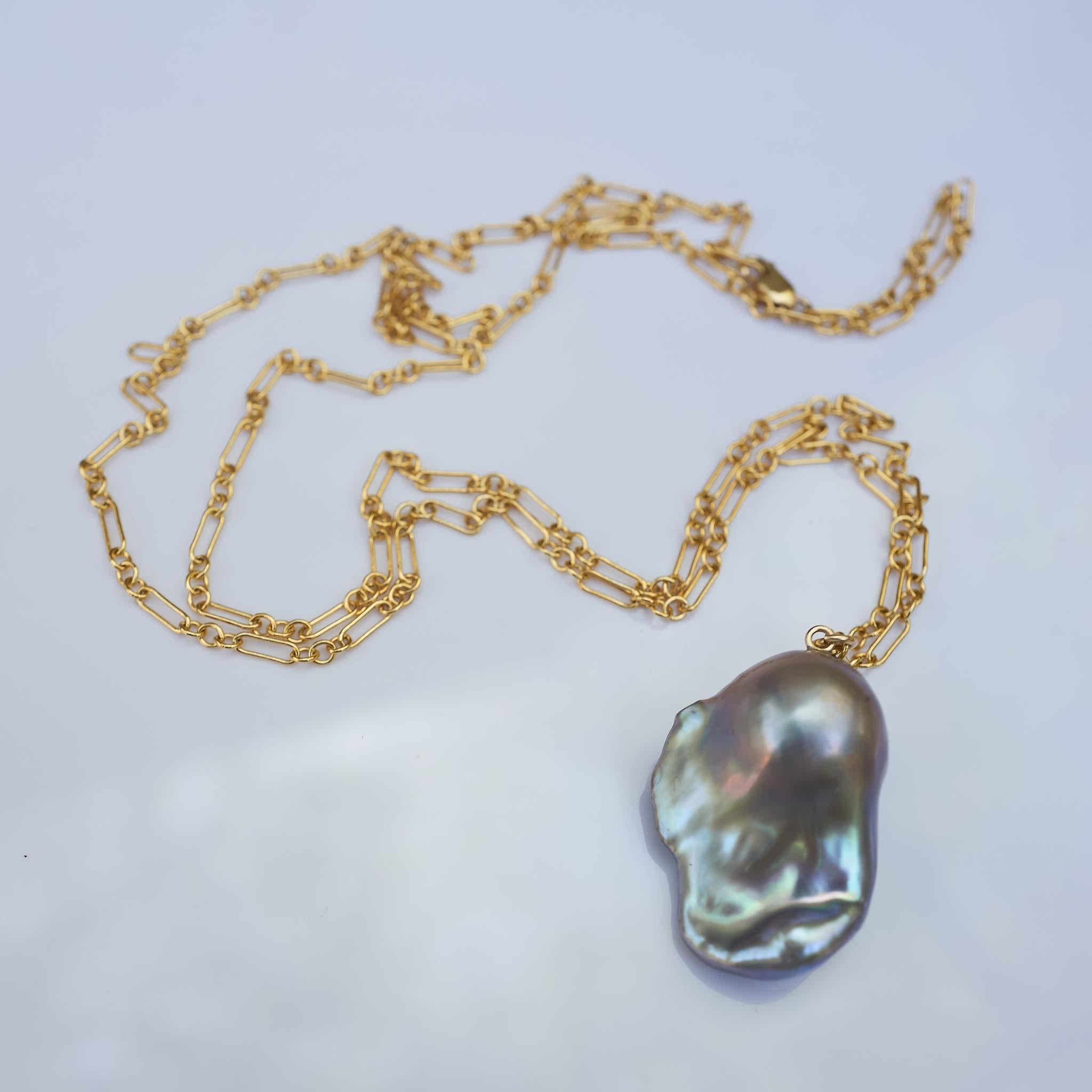 Non taillé Chaîne collier pendentif J Dauphin en argent et perles grises en vente