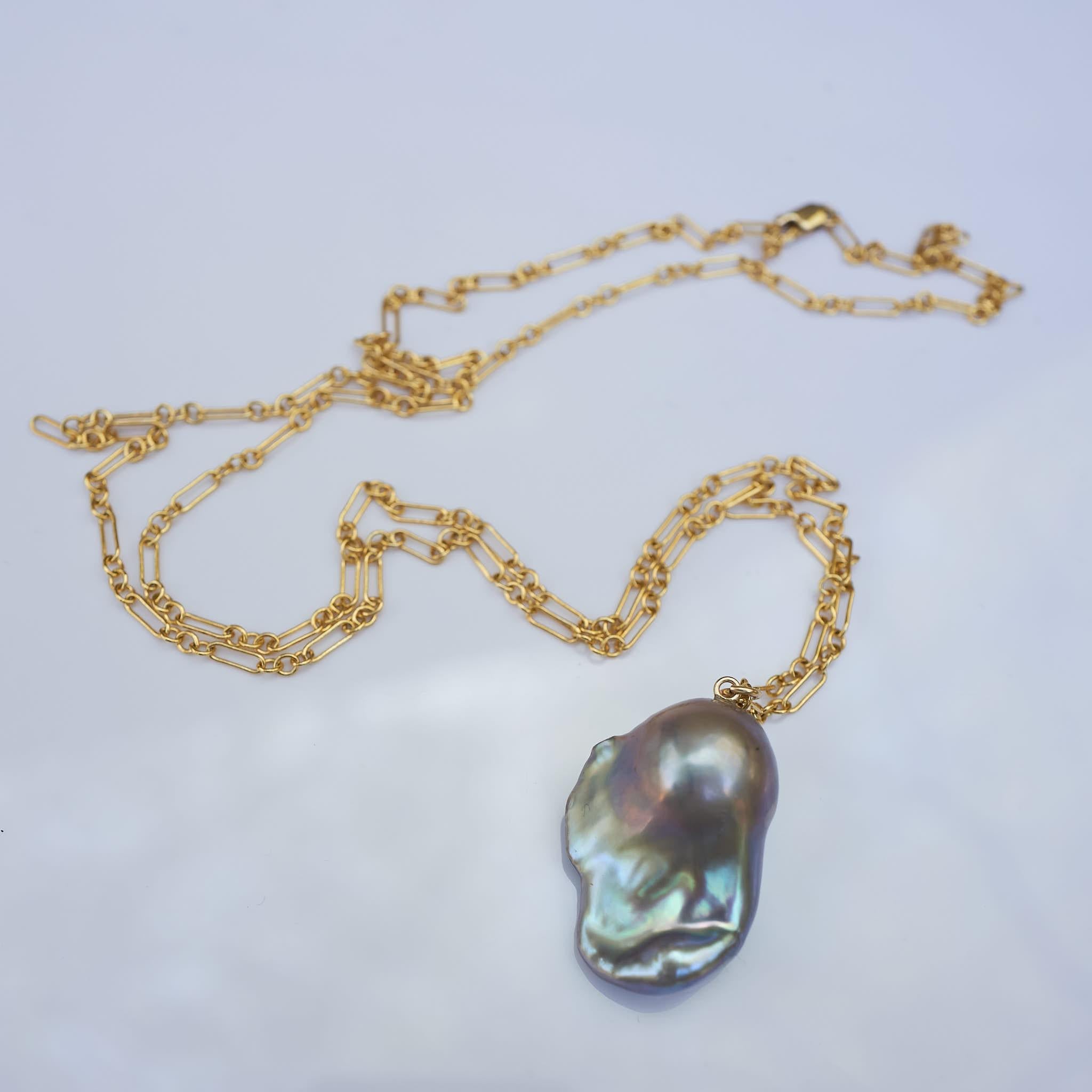 Chaîne collier pendentif J Dauphin en argent et perles grises Neuf - En vente à Los Angeles, CA