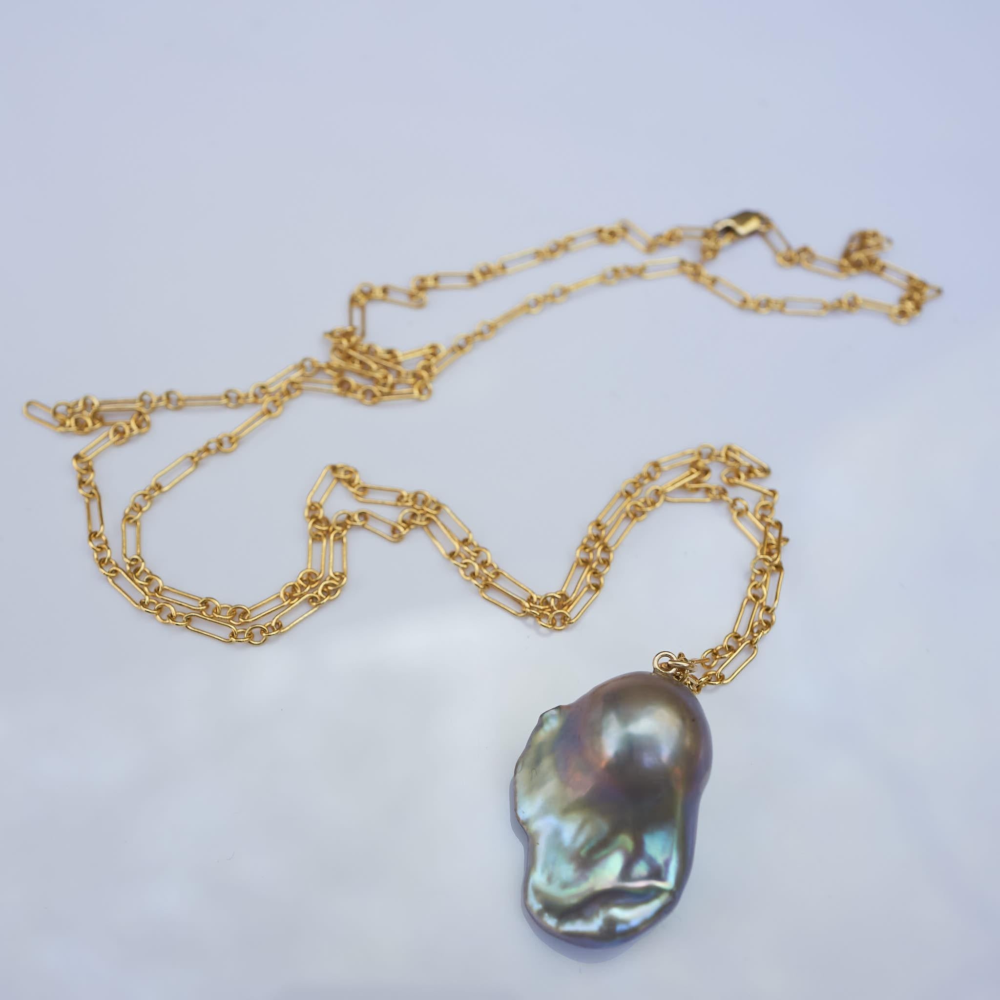 Chaîne collier pendentif J Dauphin en argent et perles grises Pour femmes en vente