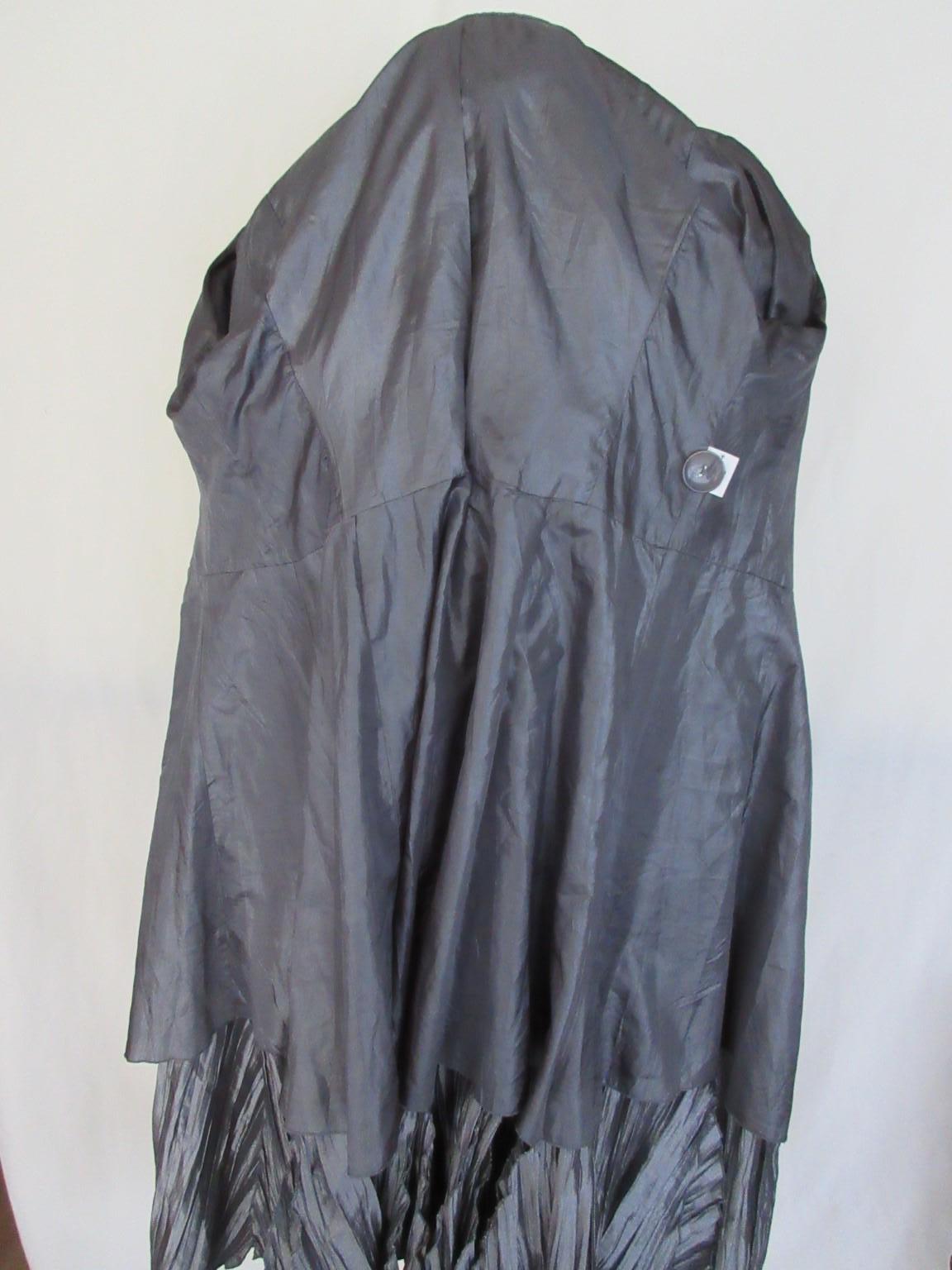 Cappotto a pieghe grigio argento in vendita 5