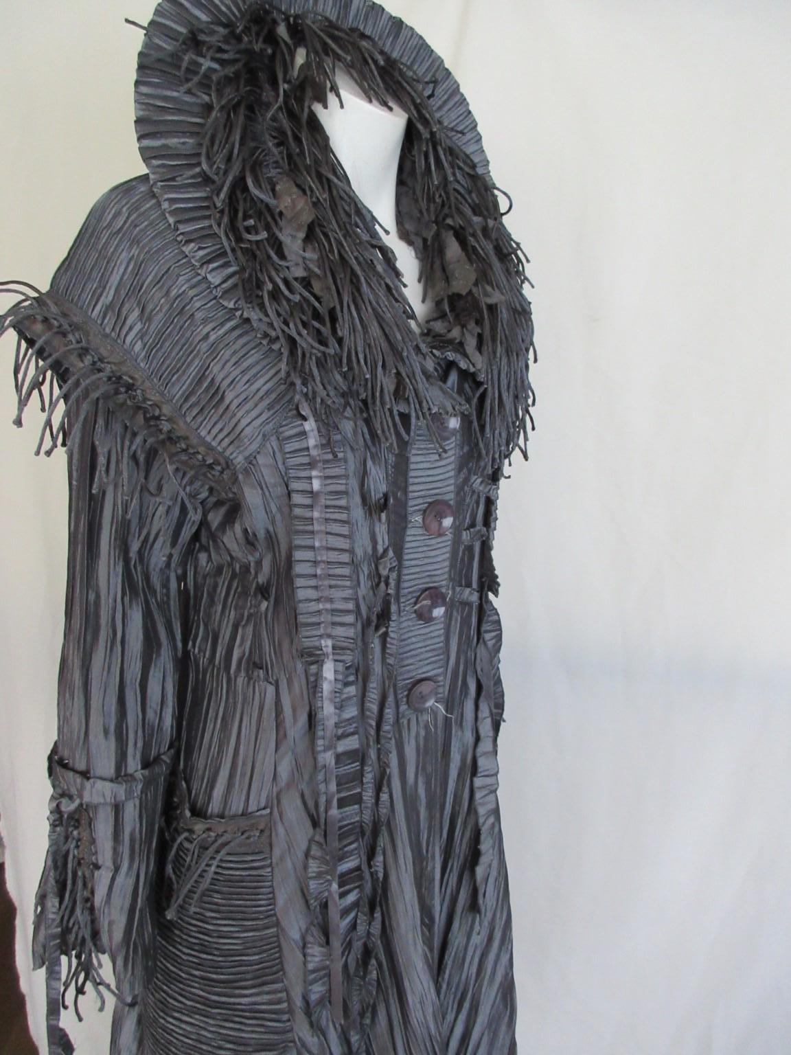 Cappotto a pieghe grigio argento in vendita 6