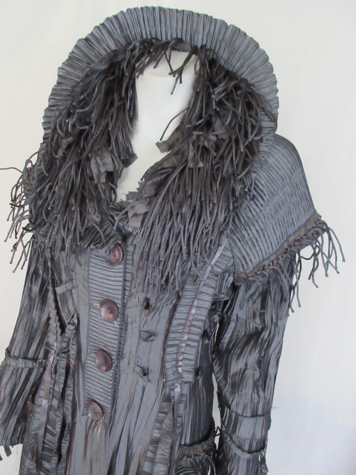 Il cappotto stravagante è caratterizzato da un caratteristico dettaglio a pieghe sul tessuto.

Offriamo più  per i marchi esclusivi e gli articoli di pellicceria, visita il nostro negozio frontale.

Dettagli: 
Collare flessibile
2 grandi tasche