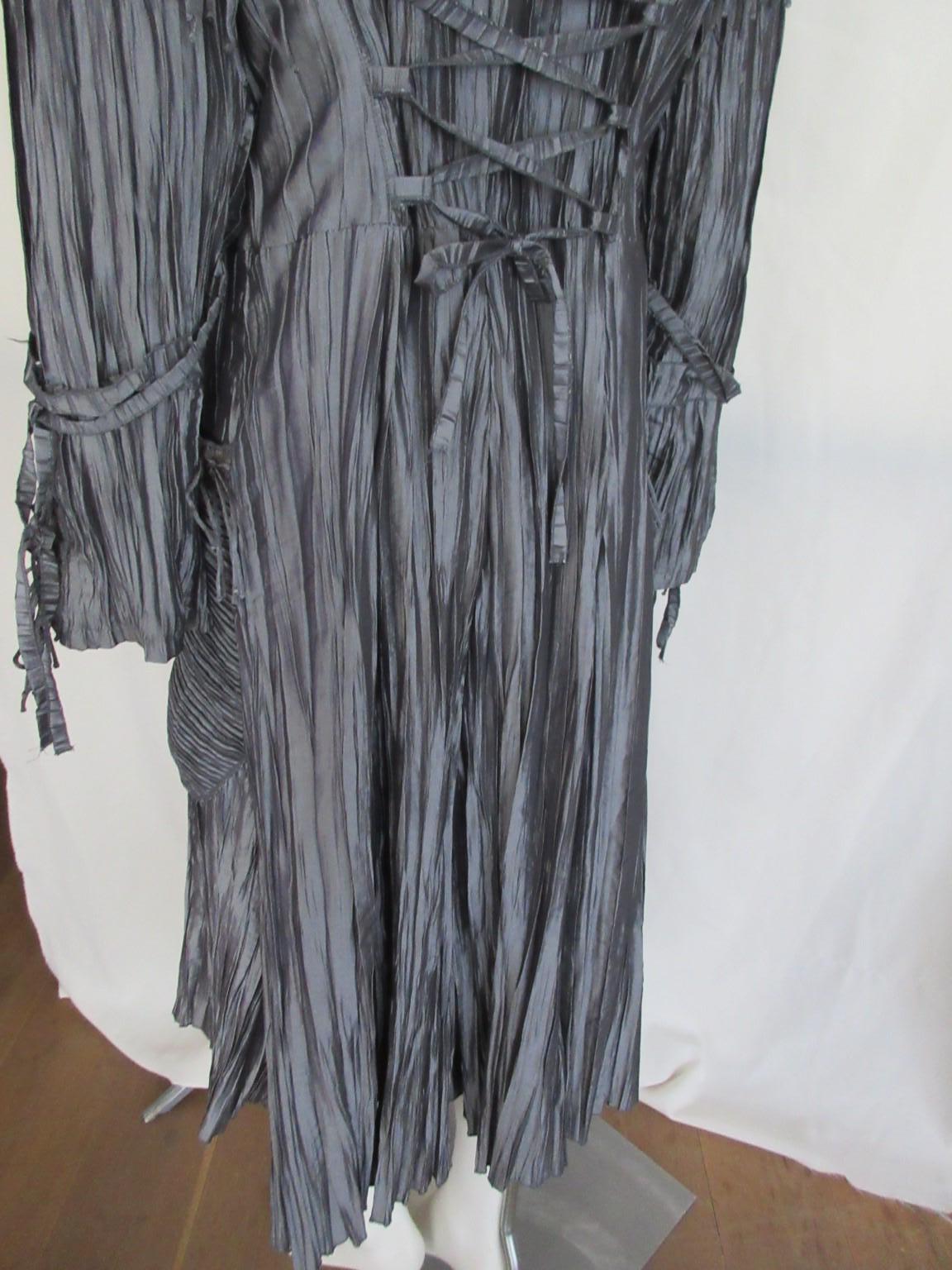 Cappotto a pieghe grigio argento in vendita 1