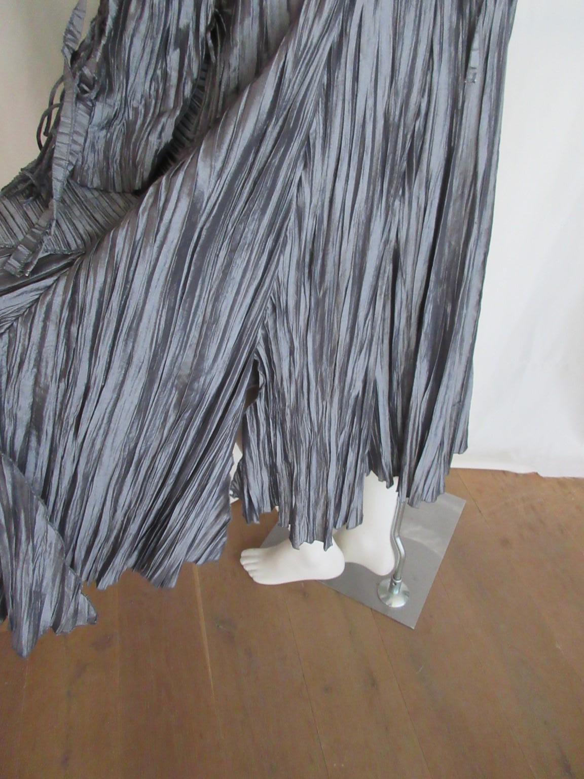 Cappotto a pieghe grigio argento in vendita 2