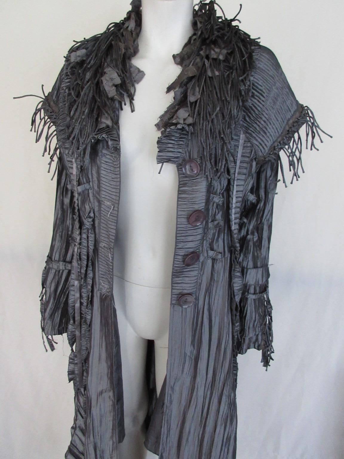 Cappotto a pieghe grigio argento in vendita 3