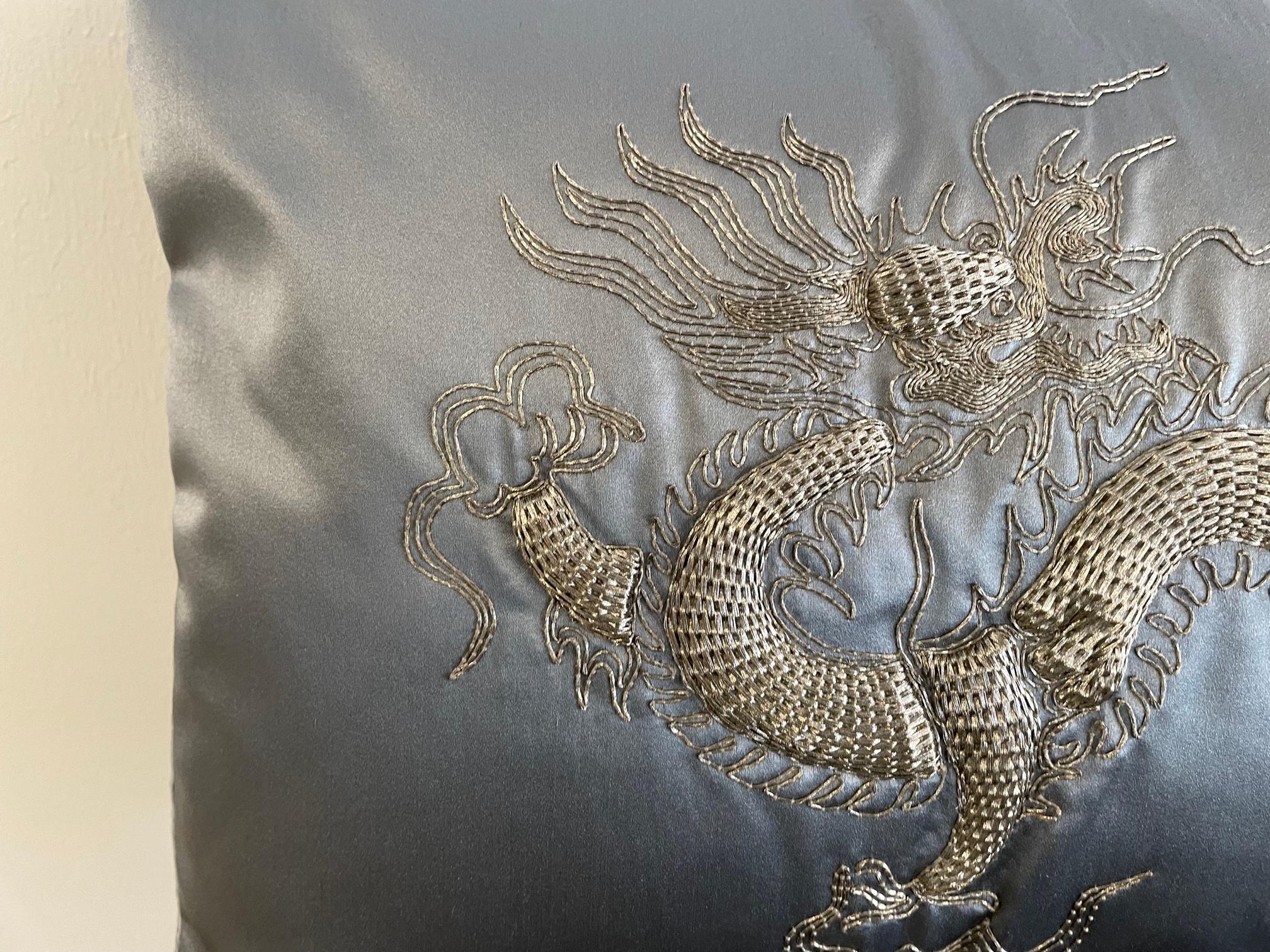 Coussin avec un motif de dragon, brodé à la main avec du fil d'argent sur du satin de soie couleur gris argenté
Pièce d'exposition - quelques marques de froissement sur la soie, broderies en parfait état, passepoilées, tampon intérieur,


Taille