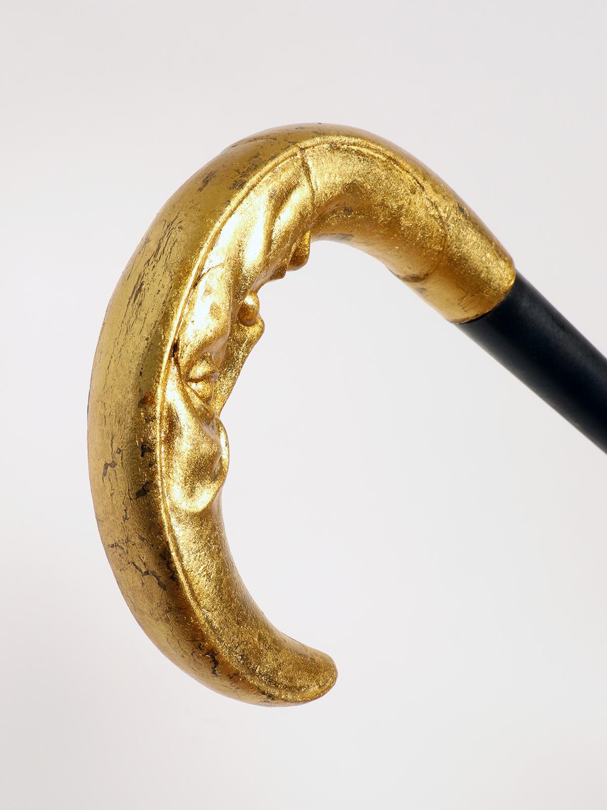 Silver handle walking stick depicting a crescent moon, France 1900. In Good Condition For Sale In Milan, IT