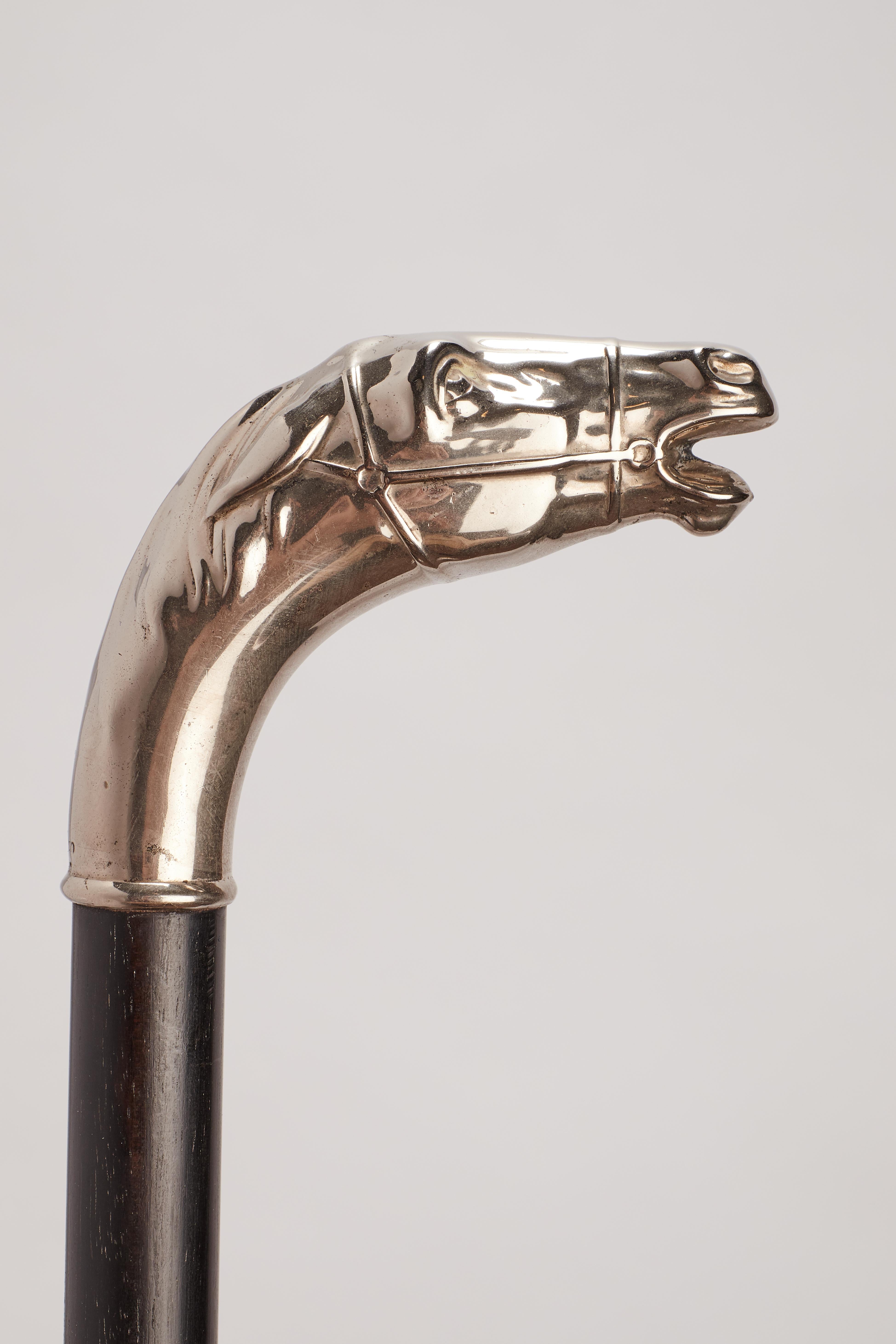 Silver handle walking stick, depicting the head of a horse Germany 1900. In condizioni buone in vendita a Milan, IT