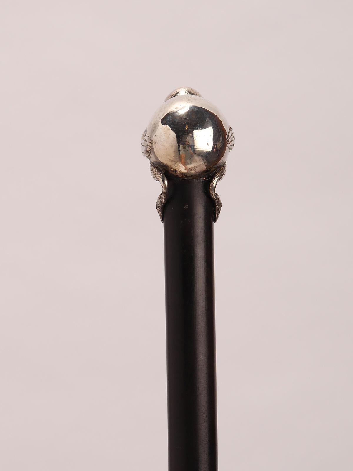 Silver handle walking stick, signed Brigg depicting a chick, London, UK 1920. In Good Condition For Sale In Milan, IT