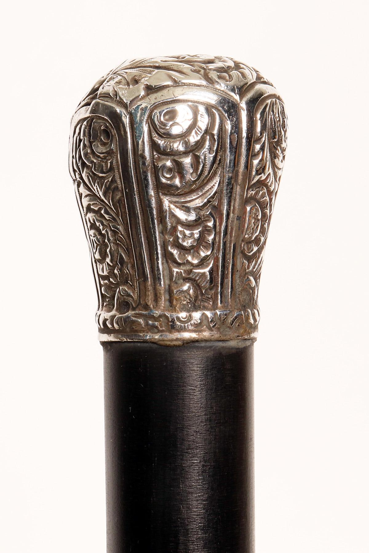 Silver handle walking stick with floral elements, Italy 1900.  In Good Condition For Sale In Milan, IT