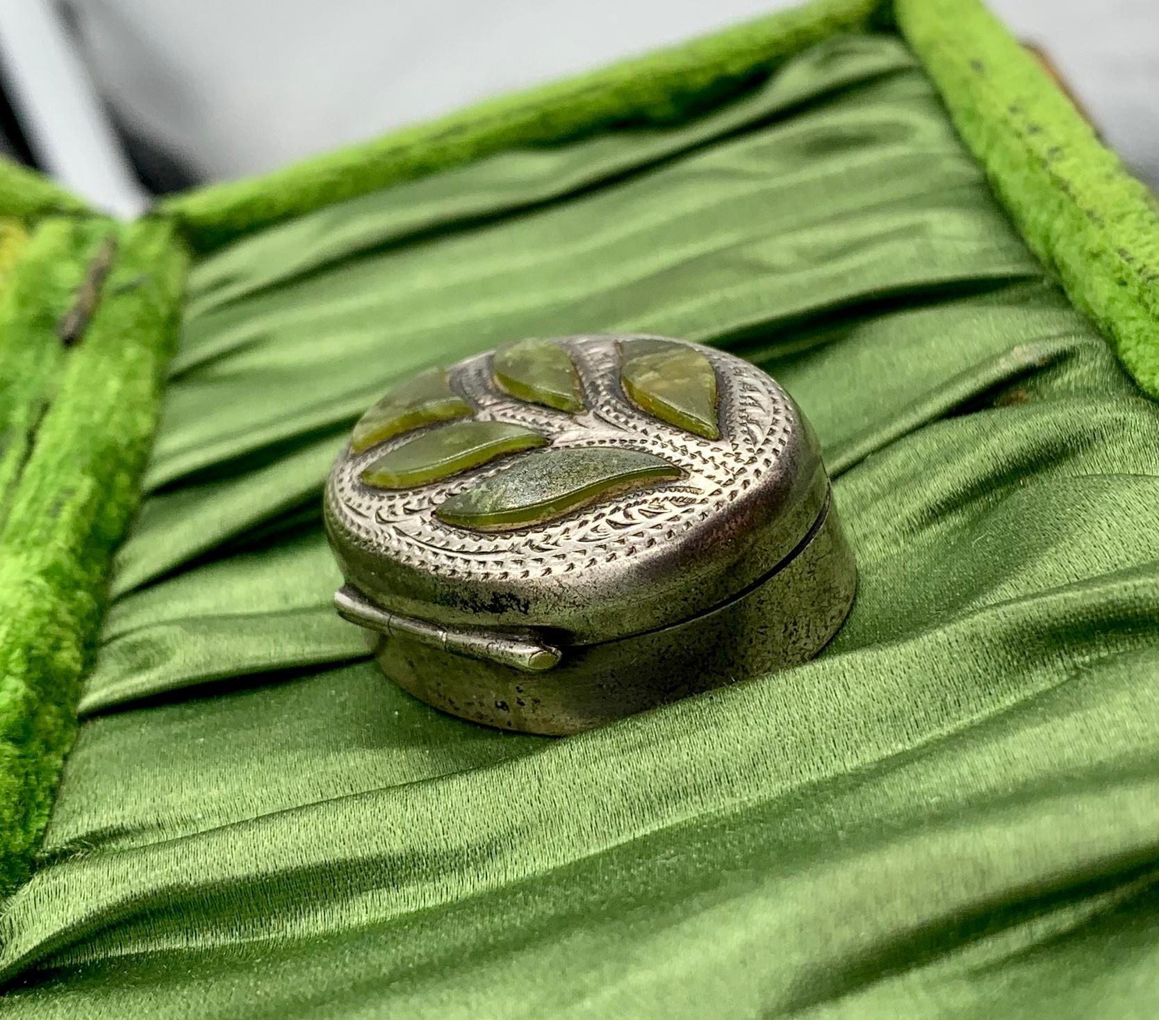 Dies ist ein Museumsstück, eine edwardianische Schnupftabakdose aus Silber und Hartstein, gekennzeichnet für Aide & Lovekin Ltd, Birmingham, 1908, aus der Sammlung des Indianapolis Museum of Art.  Die wunderbare Sterling Silber Box hat eine schöne