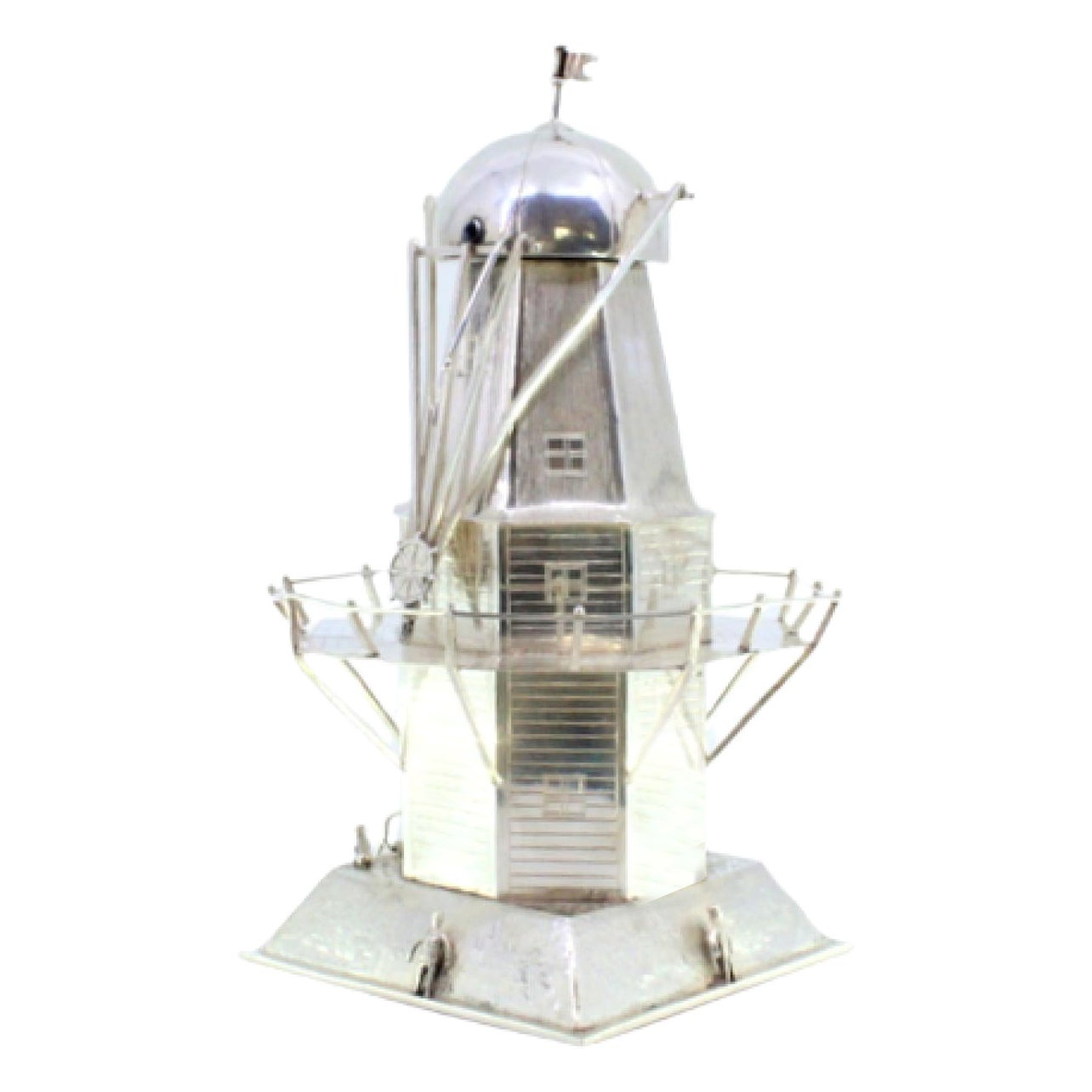 Phare en argent avec des applications en relief et une base carrée martelée. en vente