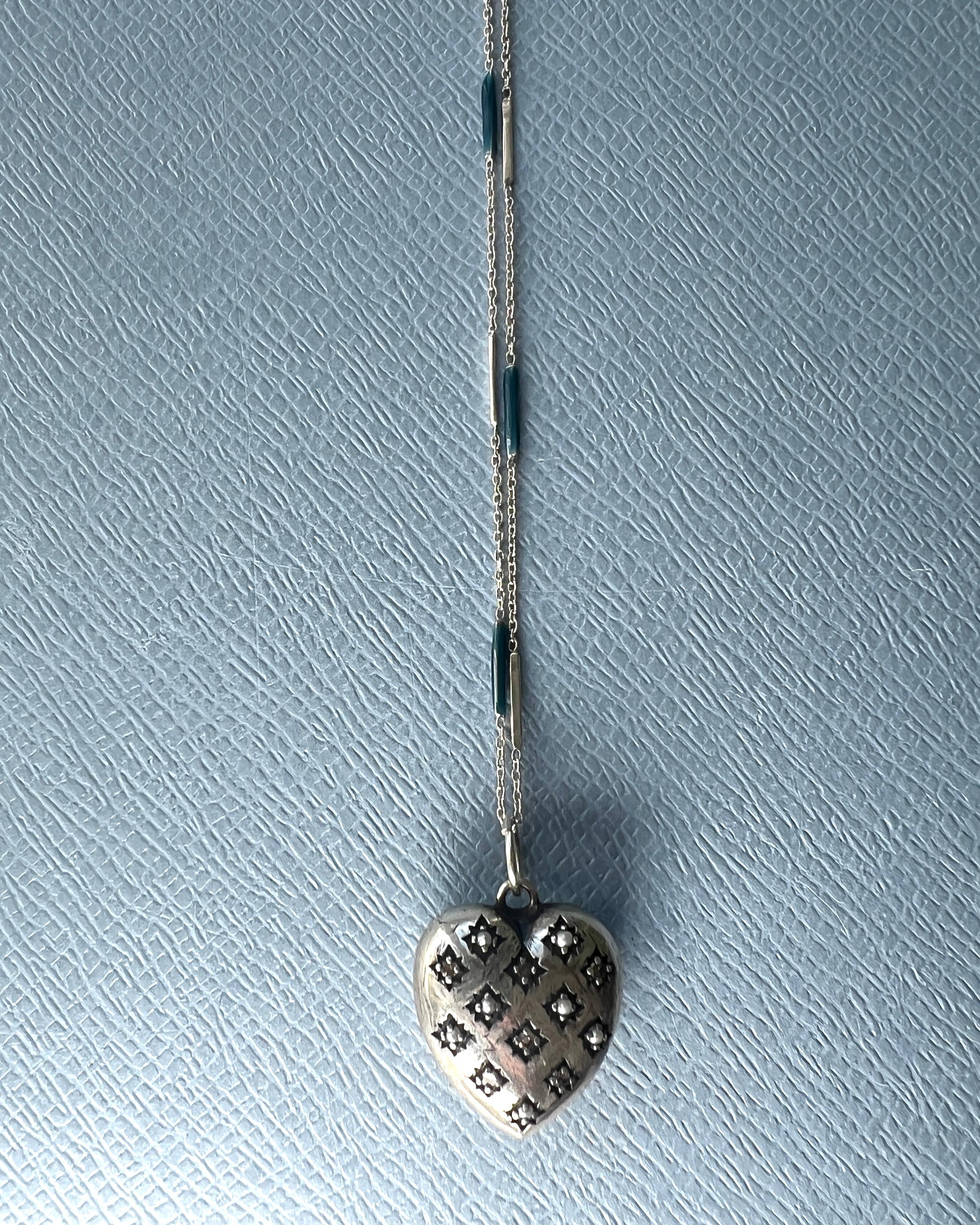 Collana a catena con cuore gonfio, diamante bianco e perla

Catena: Argento massiccio con smalto blu dipinto a mano
Cuore: Argento massiccio
Gemme. Mini perle e diamante bianco a taglio singolo

Progettista: J DAUPHIN

Lunghezza: 20 pollici 

I