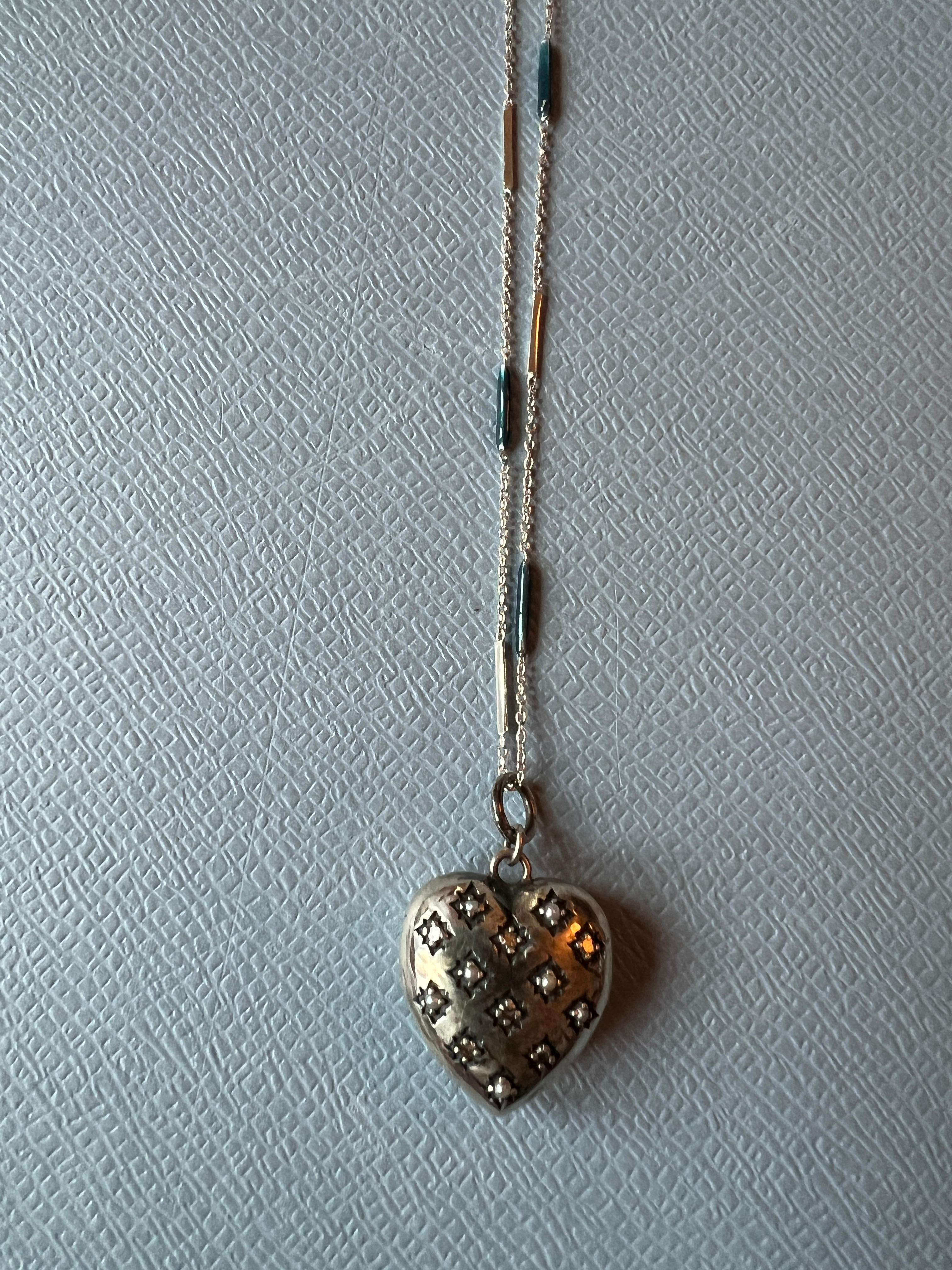 Collana a cuore in argento Perle di diamante bianco Stile vittoriano Smalto blu catena dipinta a mano

Cuore in argento massiccio

Lunghezza: Lungo 28