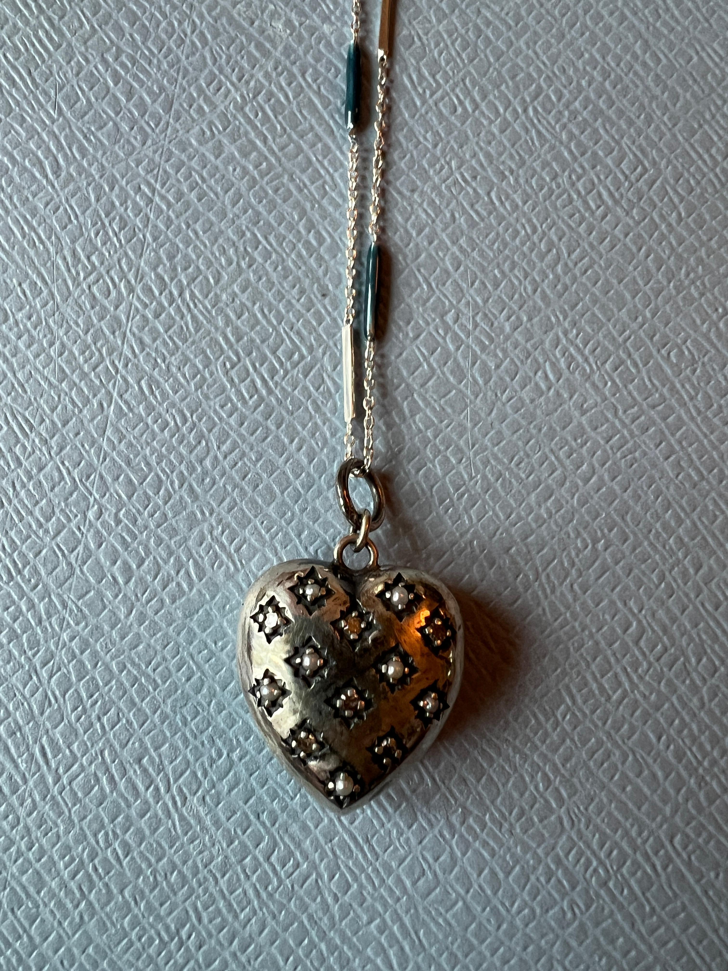 Contemporaneo Collana con cuore in argento, perle diamanti bianchi e smalto in stile vittoriano in vendita
