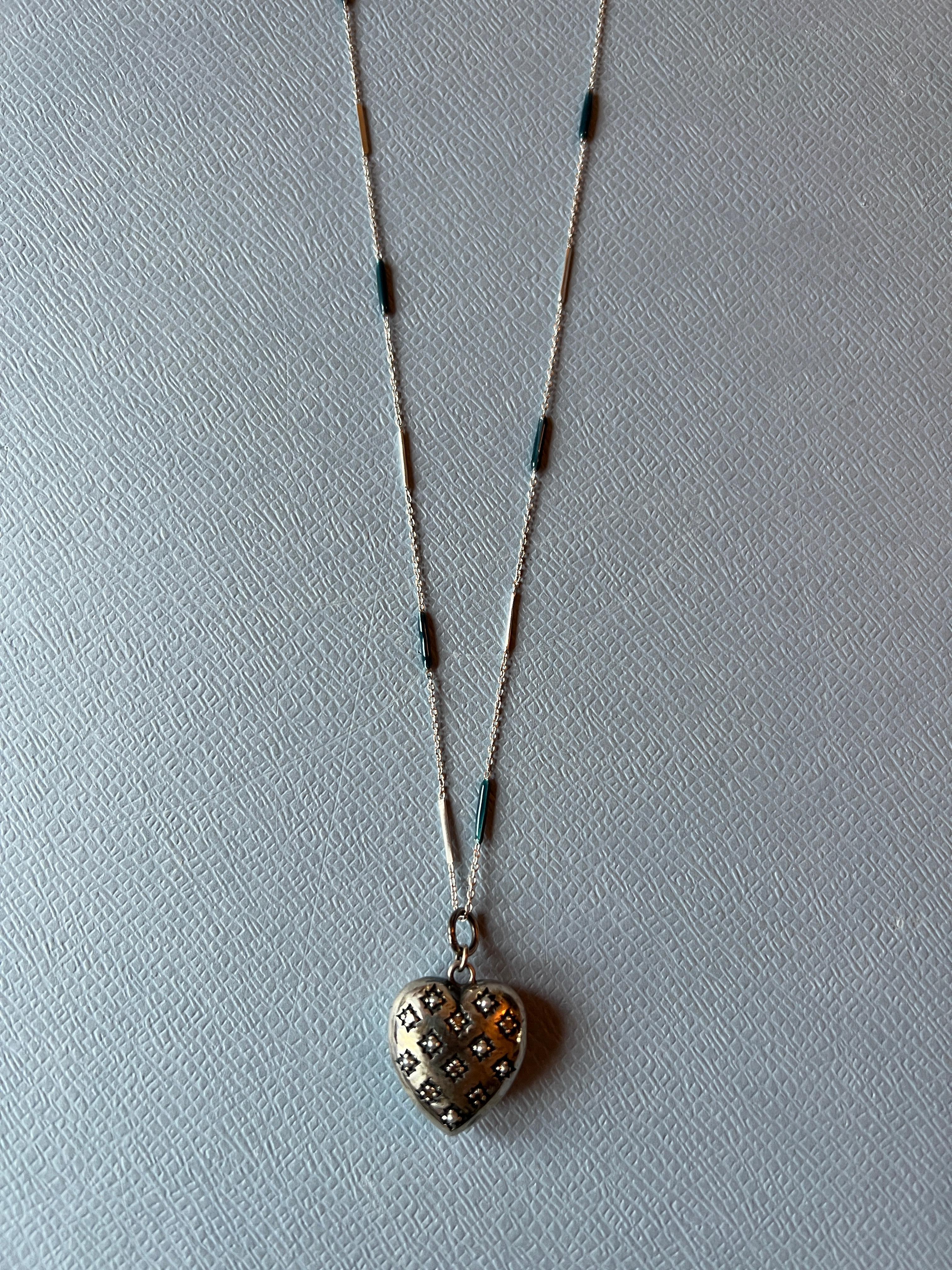 Taglio brillante Collana con cuore in argento, perle diamanti bianchi e smalto in stile vittoriano in vendita