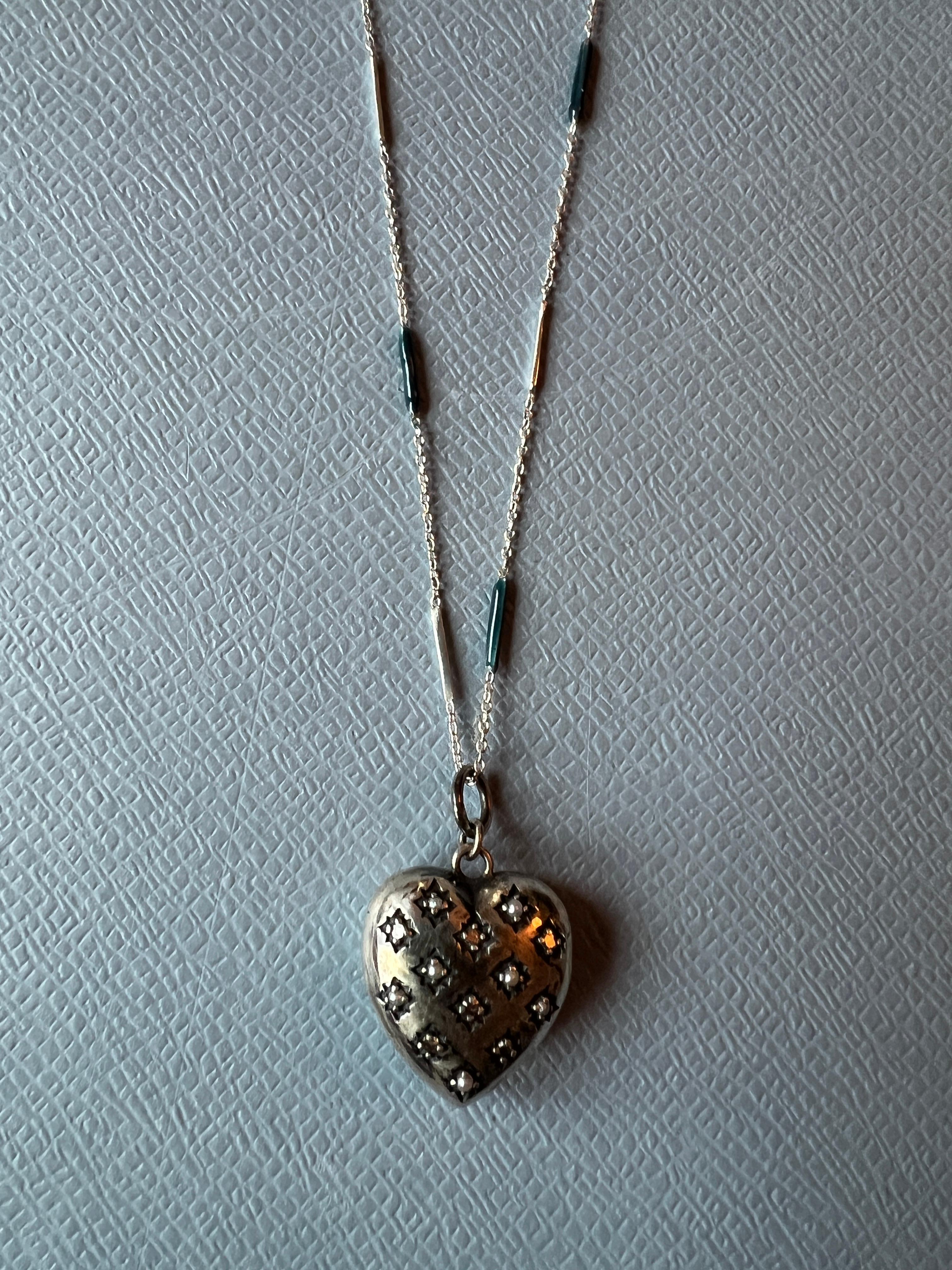 Collana con cuore in argento, perle diamanti bianchi e smalto in stile vittoriano In condizioni Nuovo in vendita a Los Angeles, CA
