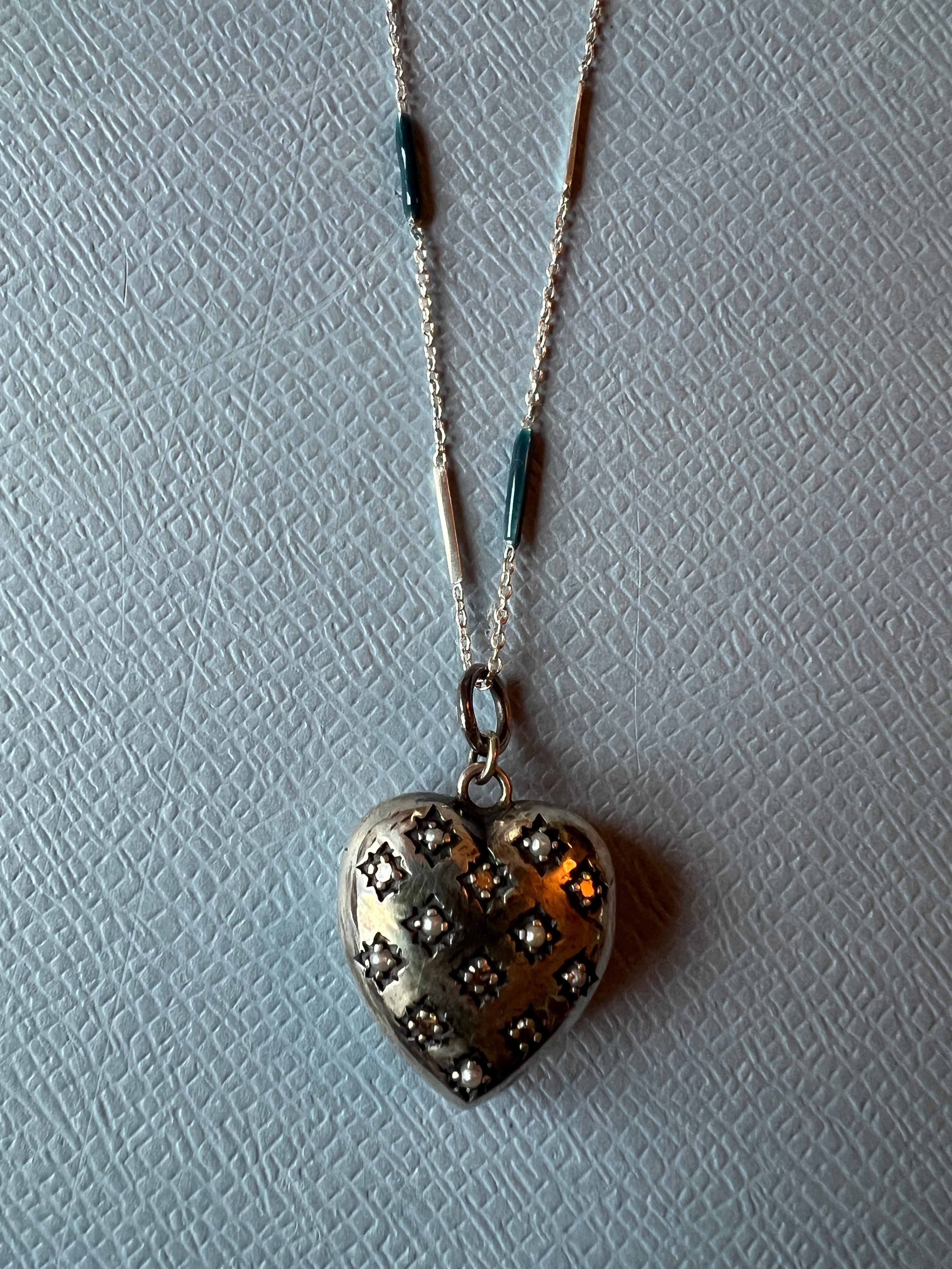 Collana con cuore in argento, perle diamanti bianchi e smalto in stile vittoriano in vendita 1