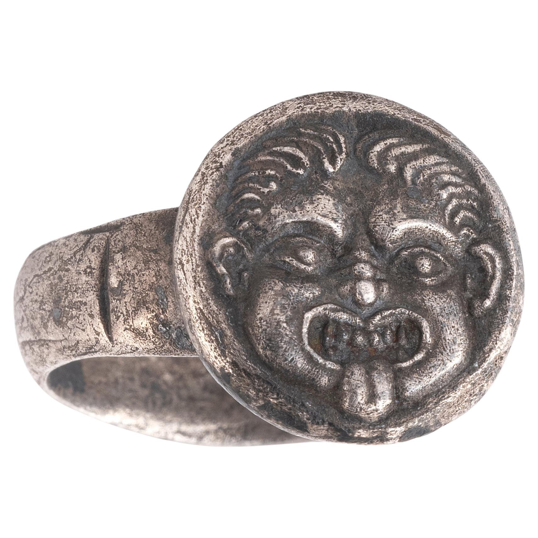Anillo pesado de plata engastado con una antigua moneda de plata con cabeza de gorgona Griego clásico en venta