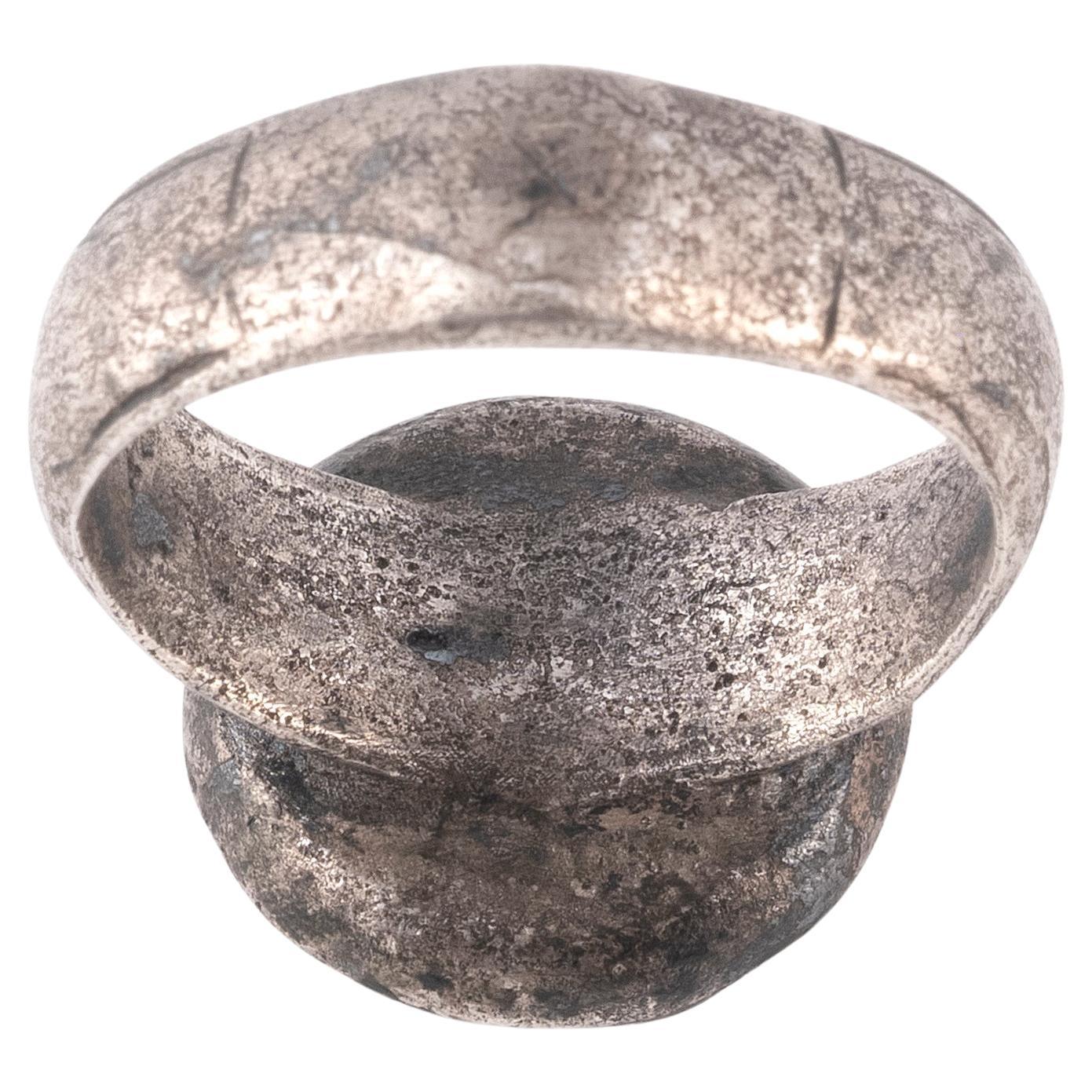 Anillo pesado de plata engastado con una antigua moneda de plata con cabeza de gorgona en Bueno estado para la venta en Firenze, IT