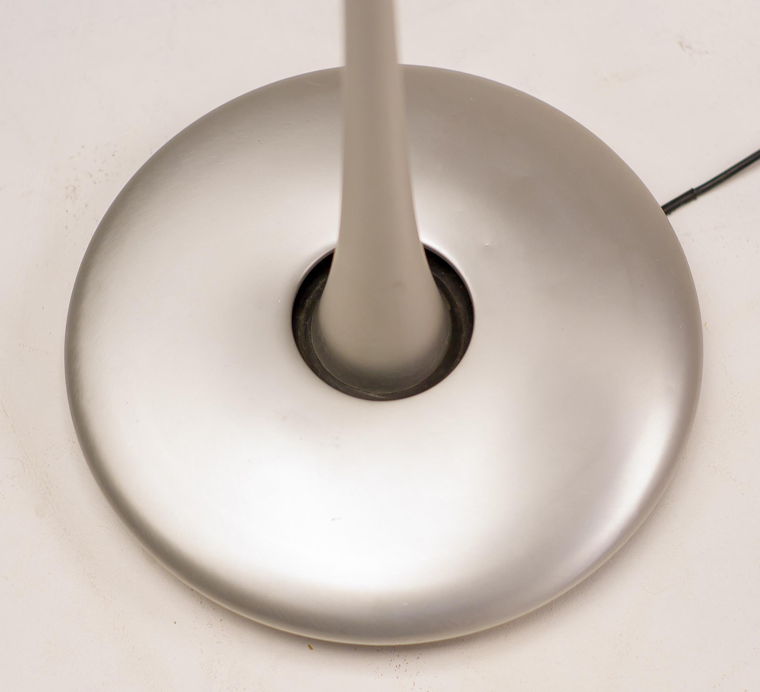 Silber-Eiserne Stehlampe von Marc Newson (Emailliert) im Angebot