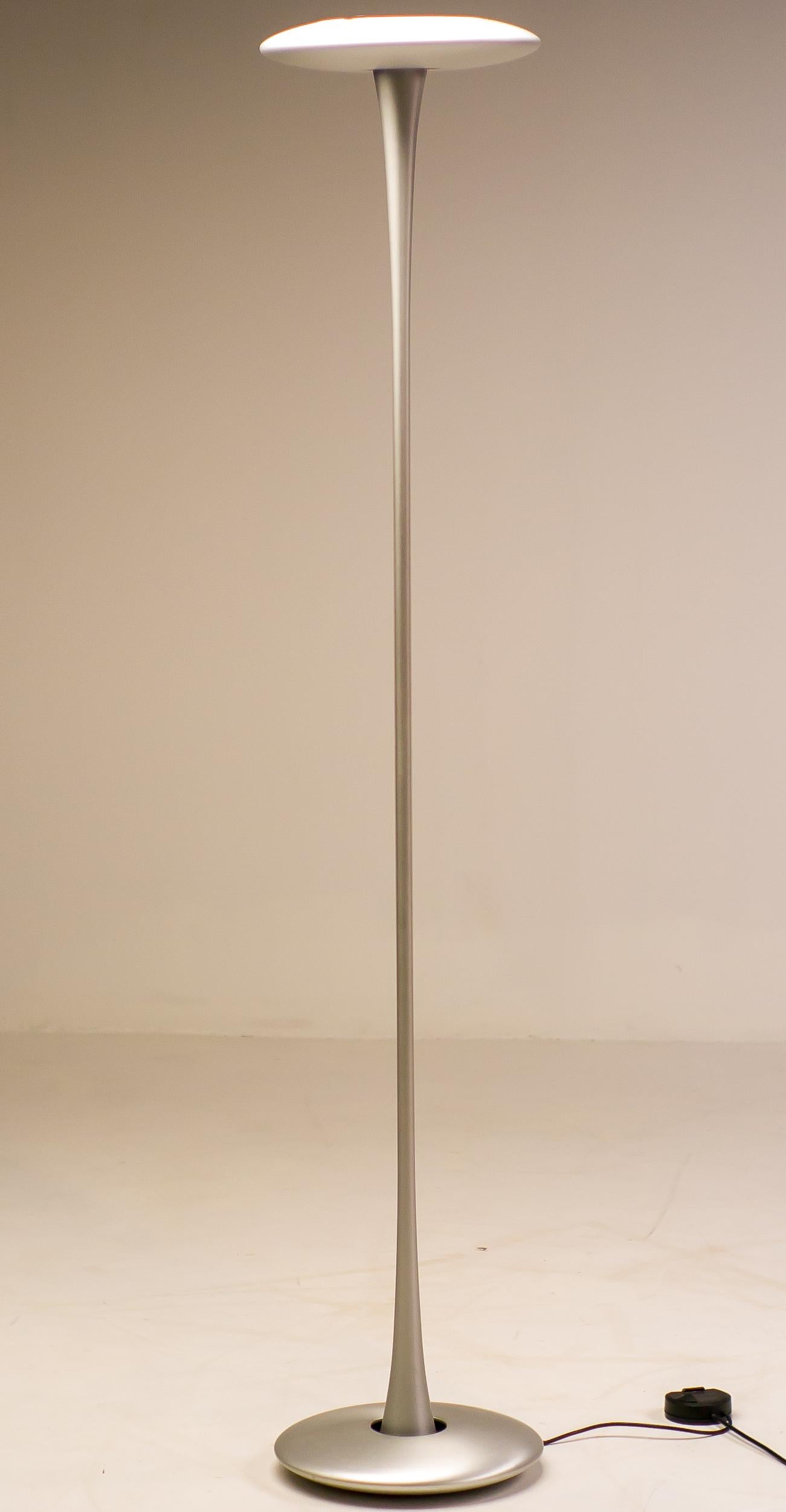 Silber-Eiserne Stehlampe von Marc Newson im Zustand „Gut“ im Angebot in Dronten, NL