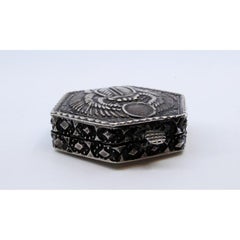 Portapillole esagonale in argento con rilievi sul coperchio incernierato