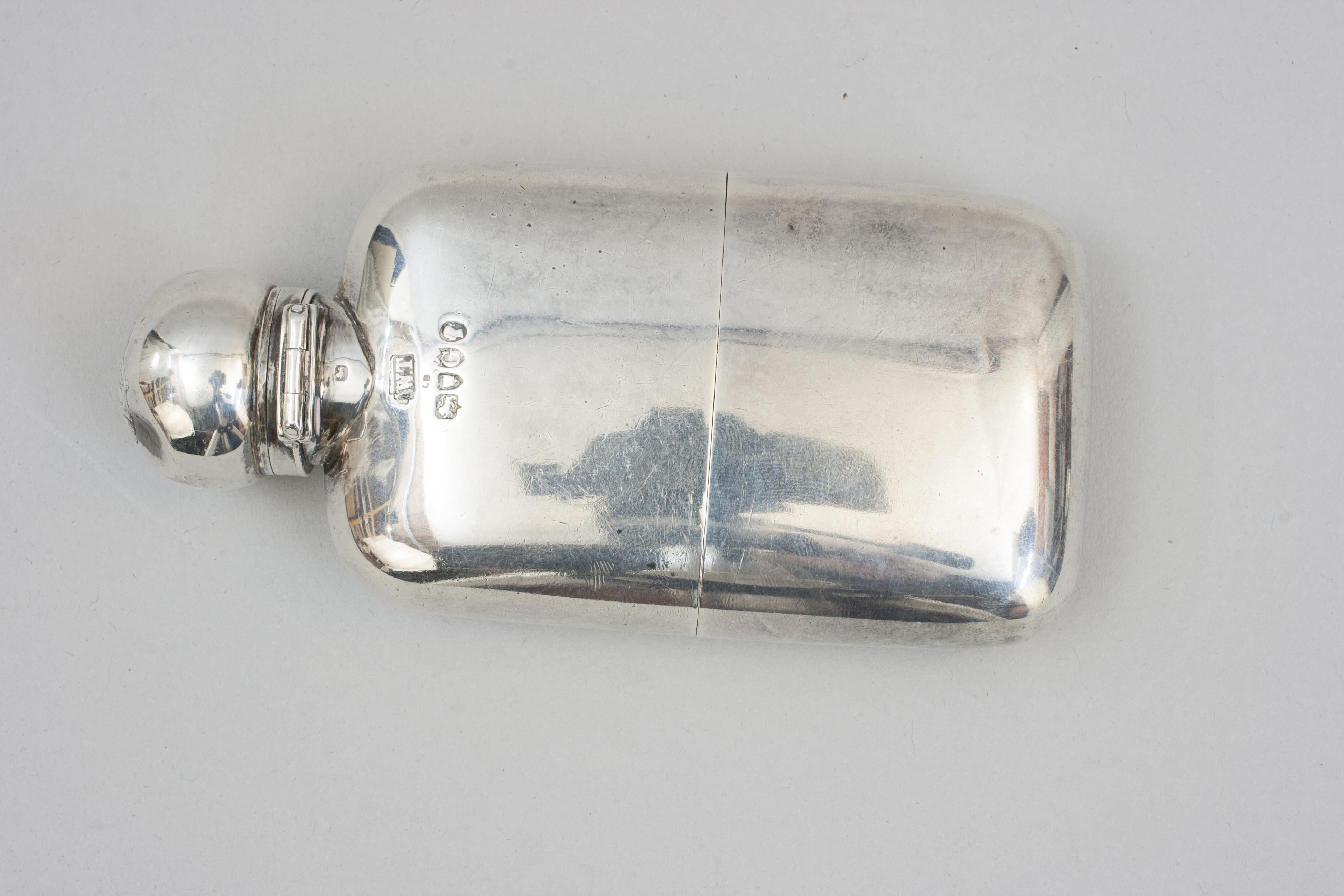Petaca de plata.
Preciosa petaca de bolsillo de caballero con cuerpo curvo y espíritu de plata. Excepcional petaca con tapa abatible abovedada lisa con cierre de bayoneta de rosca y que conserva el vaso original de ajuste a presión (altura 4,5 cm).