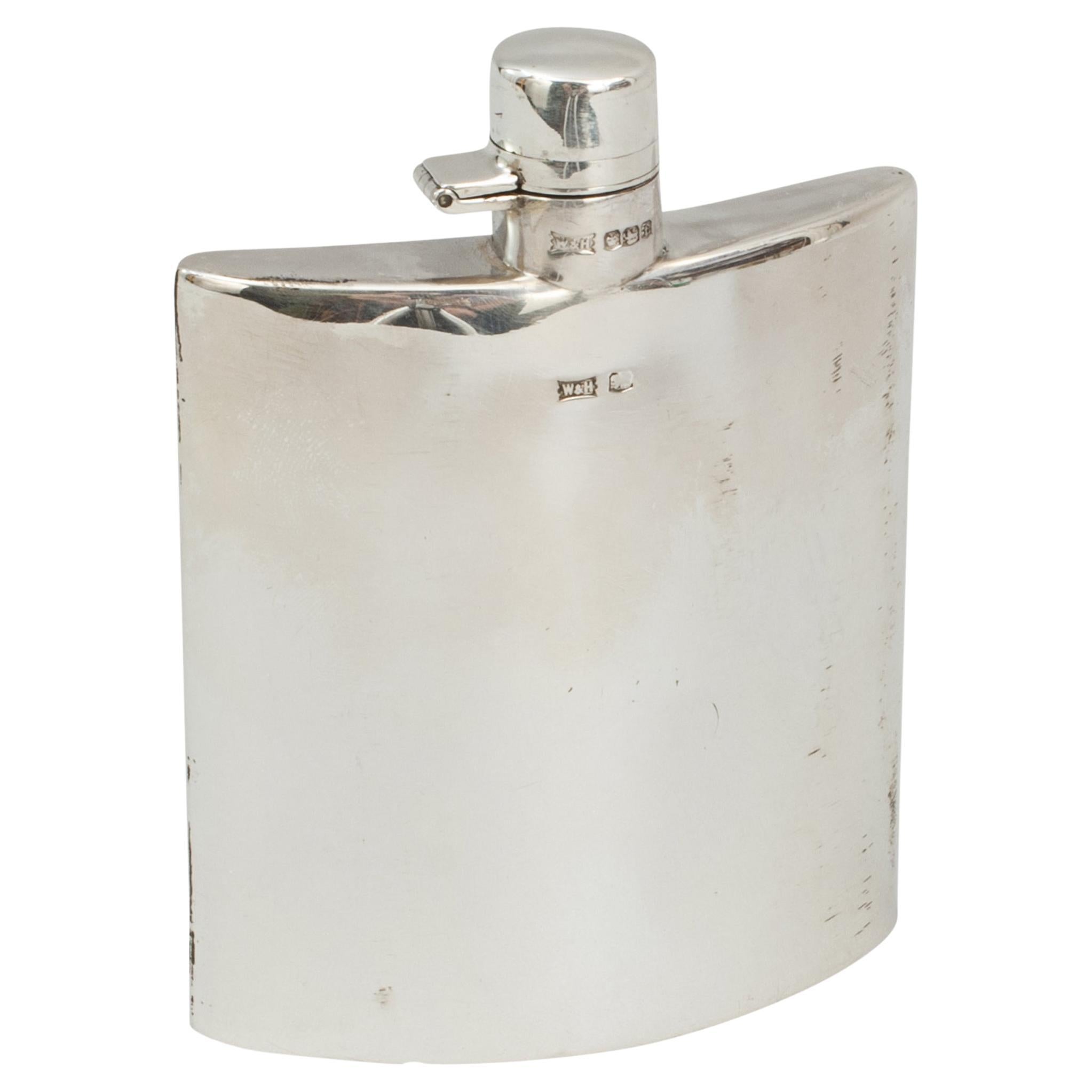 Silberner Hip Flask, Walker & Hall im Angebot