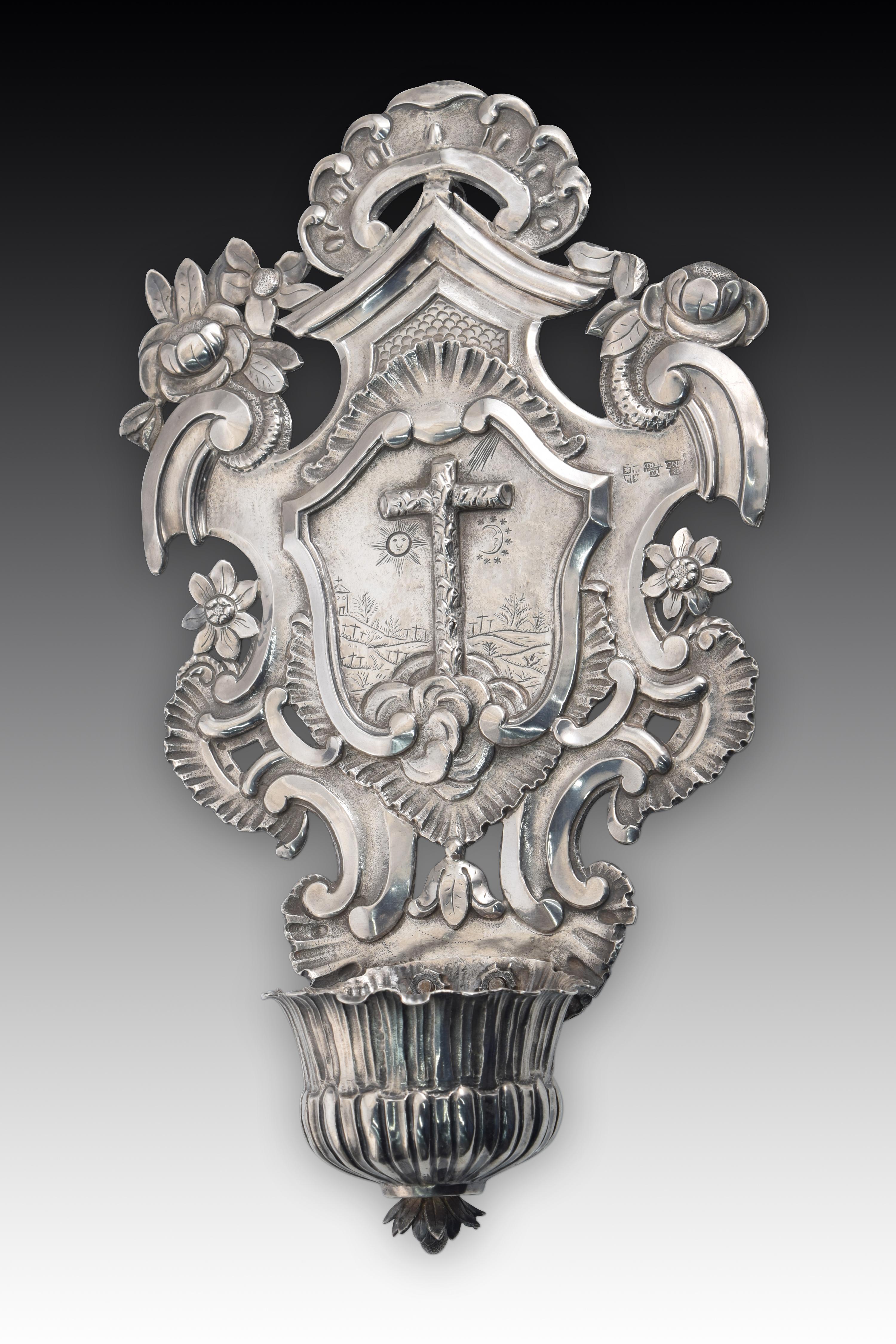 Blessing font. Silver. GONZÁLEZ TÉLLEZ, Antonio; IZQUIERDO, Gregorio. Valladolid, Spain, 1788. 
With contrast markings. 
Embossed silver blessing basin in its color for wall (with hook on the back) composed of a container at the bottom, decorated
