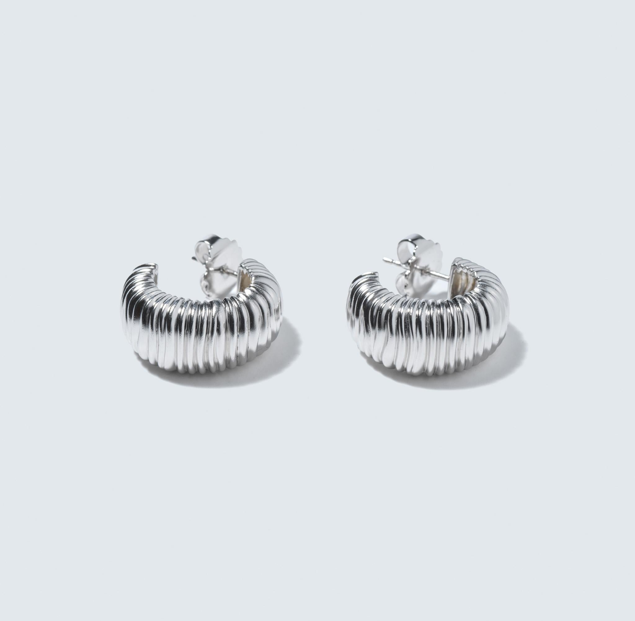 Silver Hoop Earrings by Paula Pantolin For Sale 3