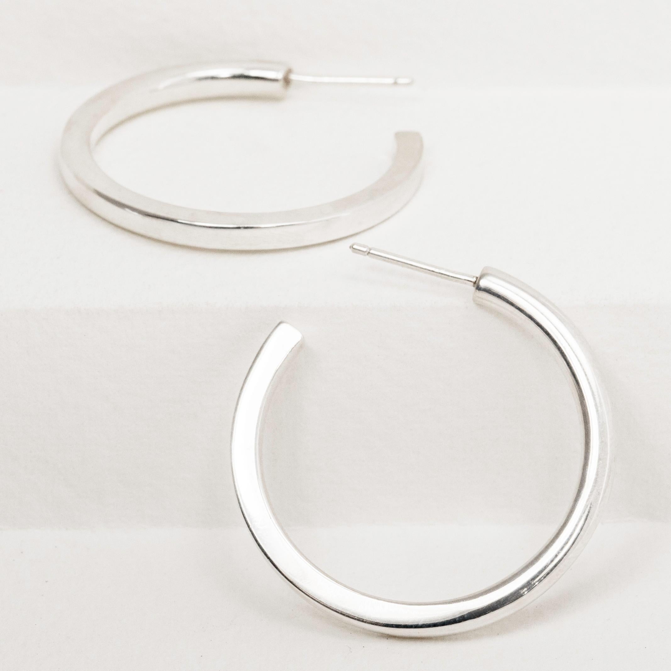 Silberne Silber-Creolen-Ohrringe mit kreisförmigem Kreis bis quadratisch (Zeitgenössisch) im Angebot