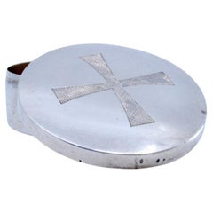 Caja de hostia de plata con cruz templaria en la tapa