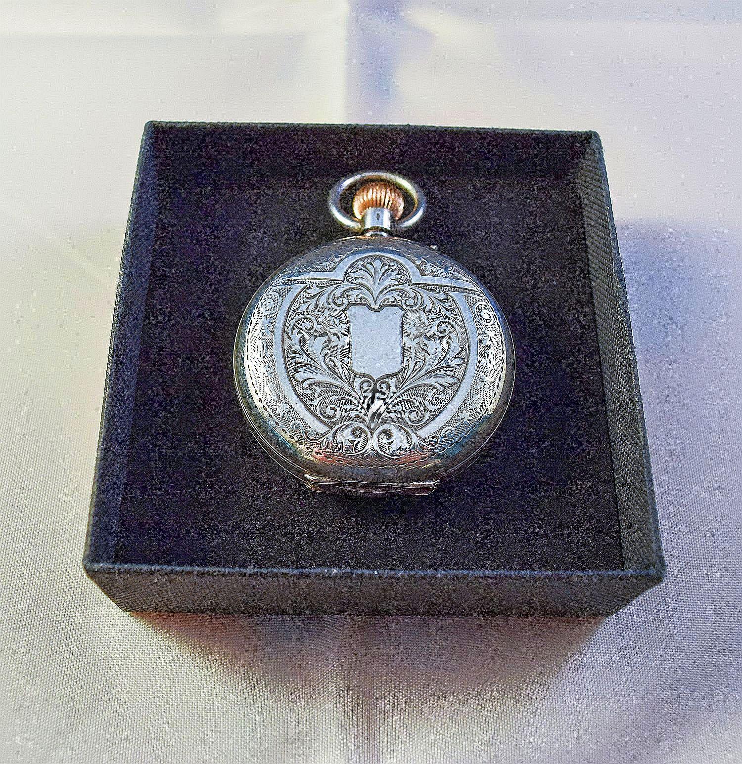 Silberne Taschenuhr im Jägergehäuse mit attraktivem Zifferblatt und handziseliertem Gehäuse 9