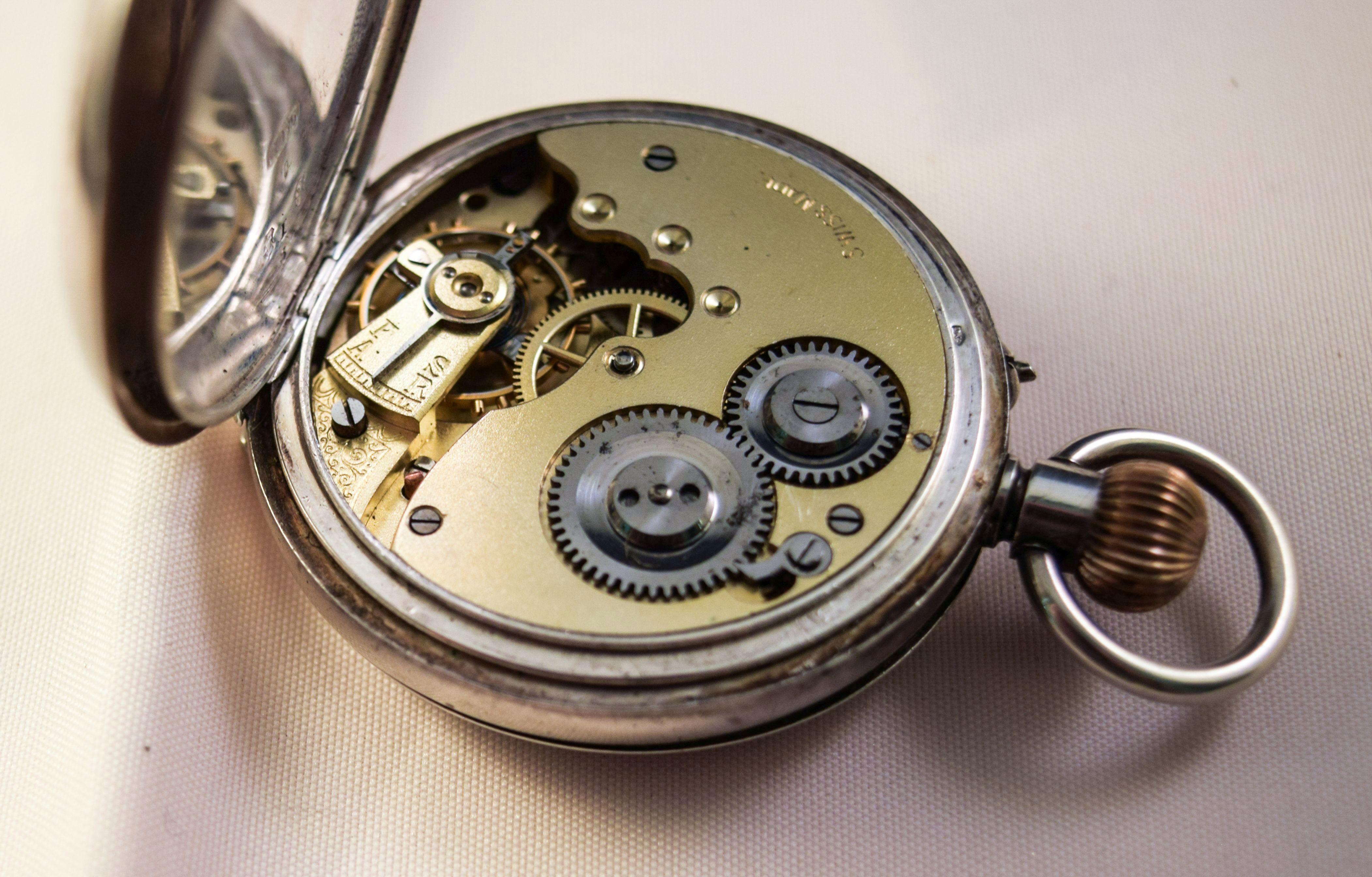 Silberne Taschenuhr im Jägergehäuse mit attraktivem Zifferblatt und handziseliertem Gehäuse 2