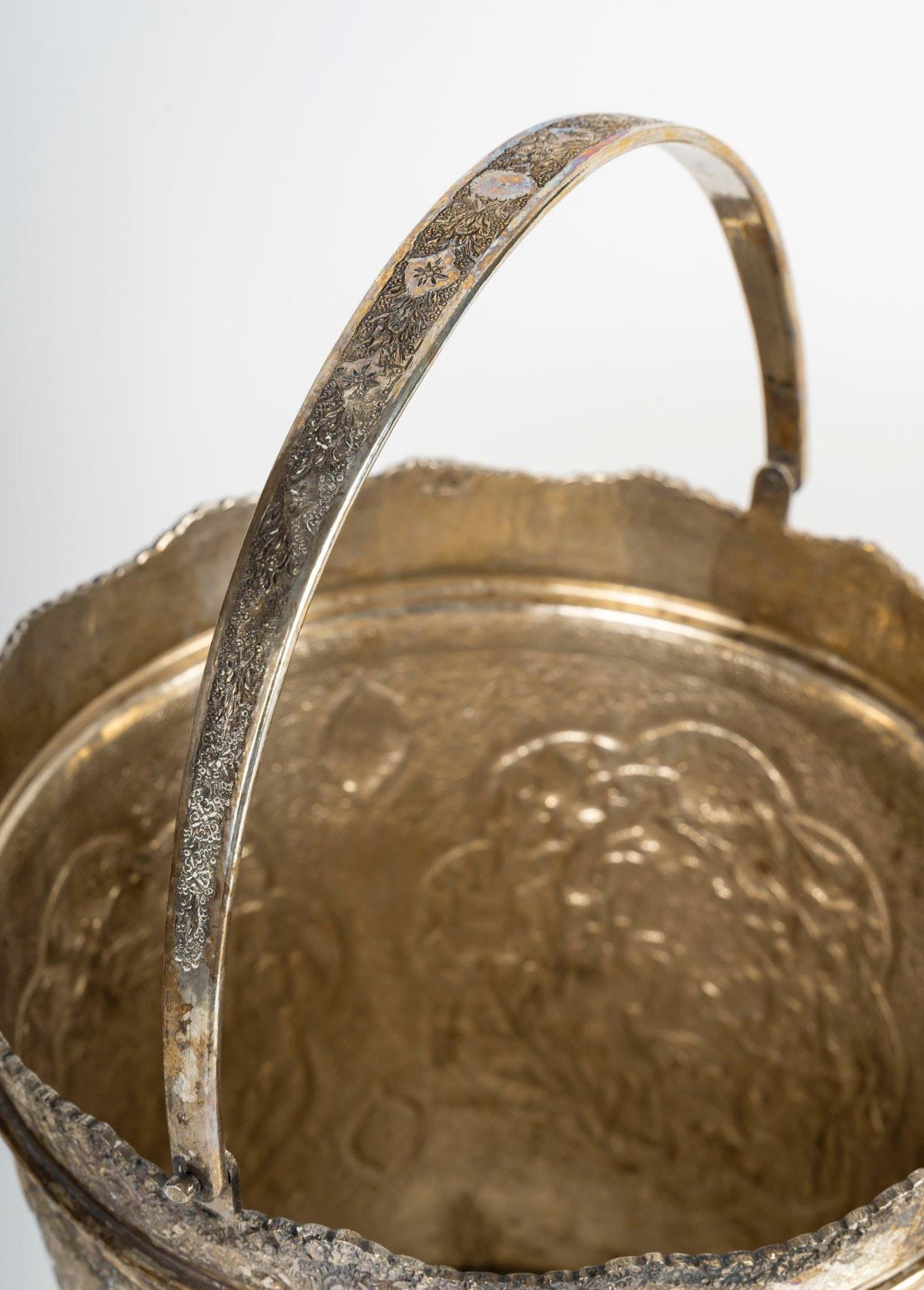 Silver Ice Bucket, 19th Century Orientalist Work. In Good Condition For Sale In Saint-Ouen, FR