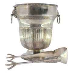 Cubitera y pinzas de plata con motivos florales cincelados y frisos en el borde