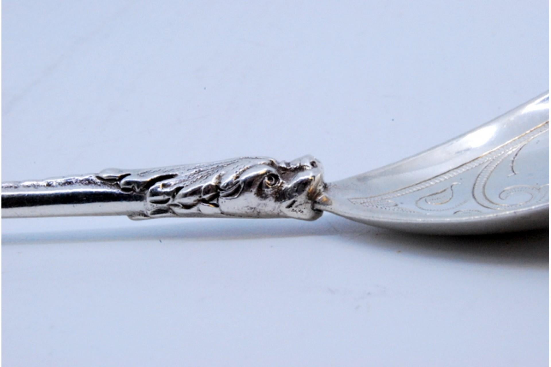 Silver ice cream scoop with embossed handle, engraved shell and dragon head Europeo en venta