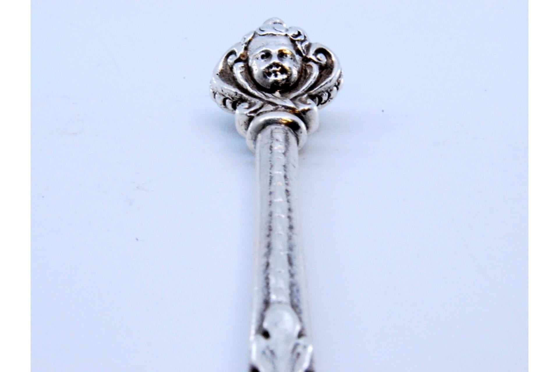 Silver ice cream scoop with embossed handle, engraved shell and dragon head en venta 2