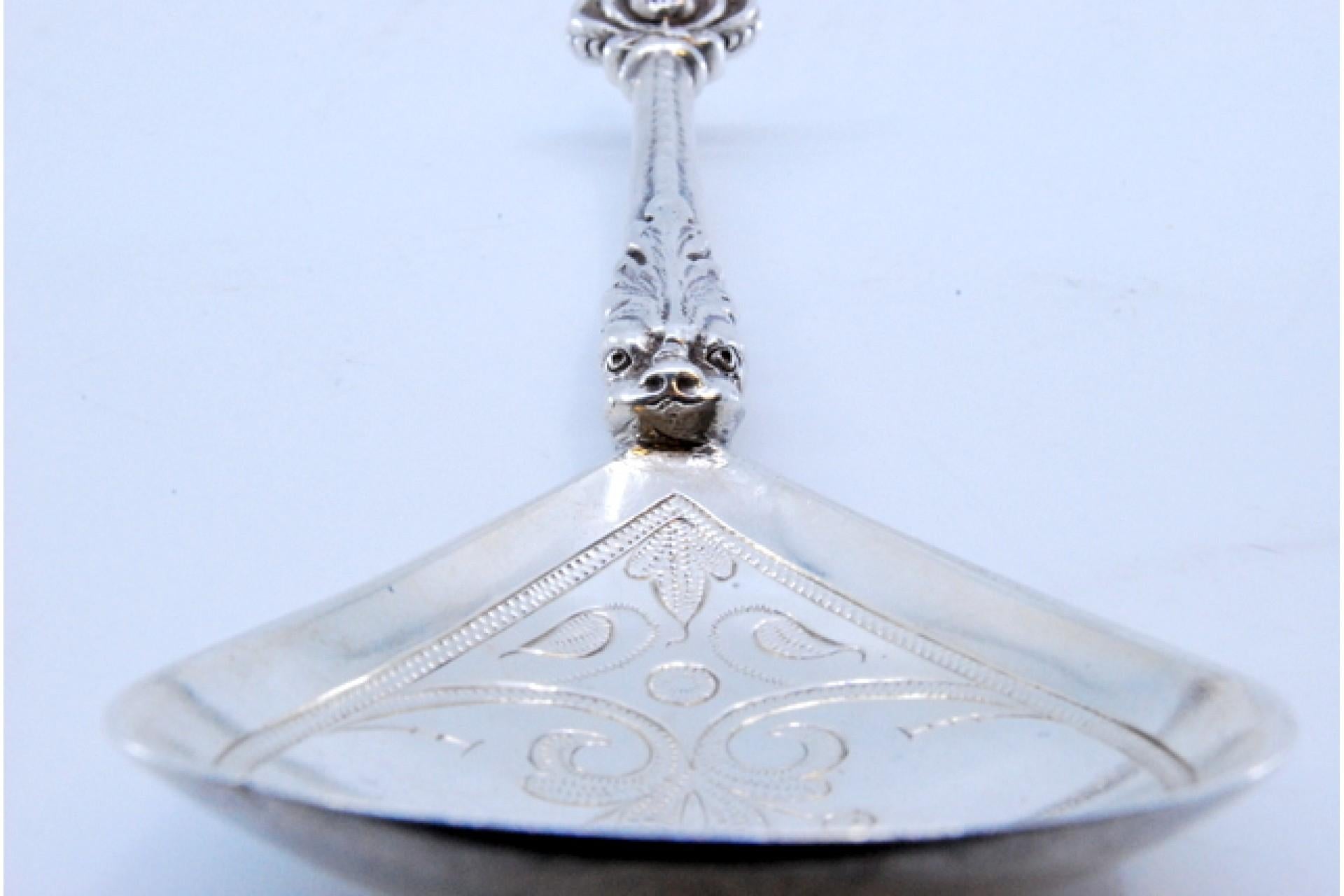 Silver ice cream scoop with embossed handle, engraved shell and dragon head en venta 3