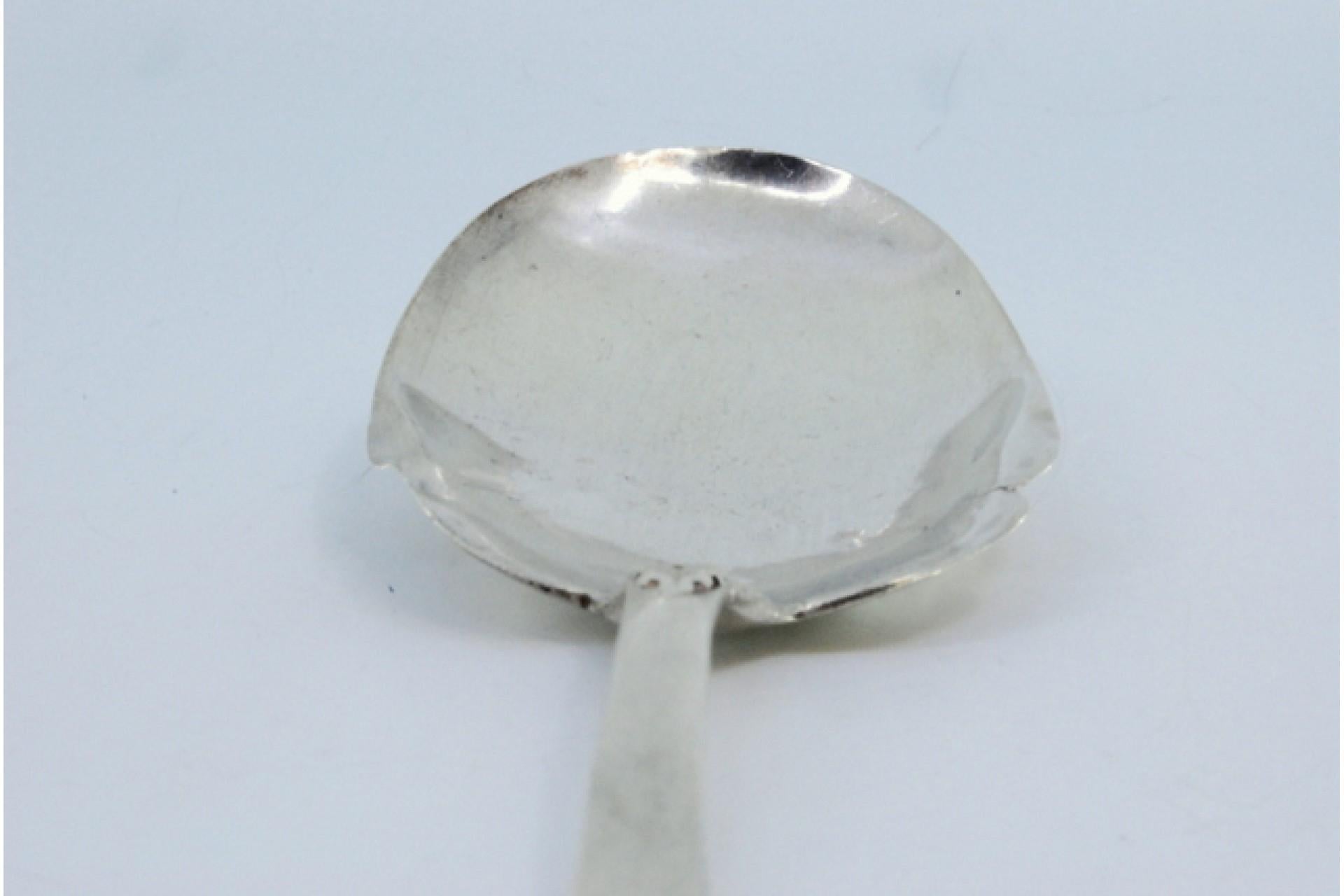 Silver ice cream scoop with reliefs on the handle en Bueno estado para la venta en Porto, PT