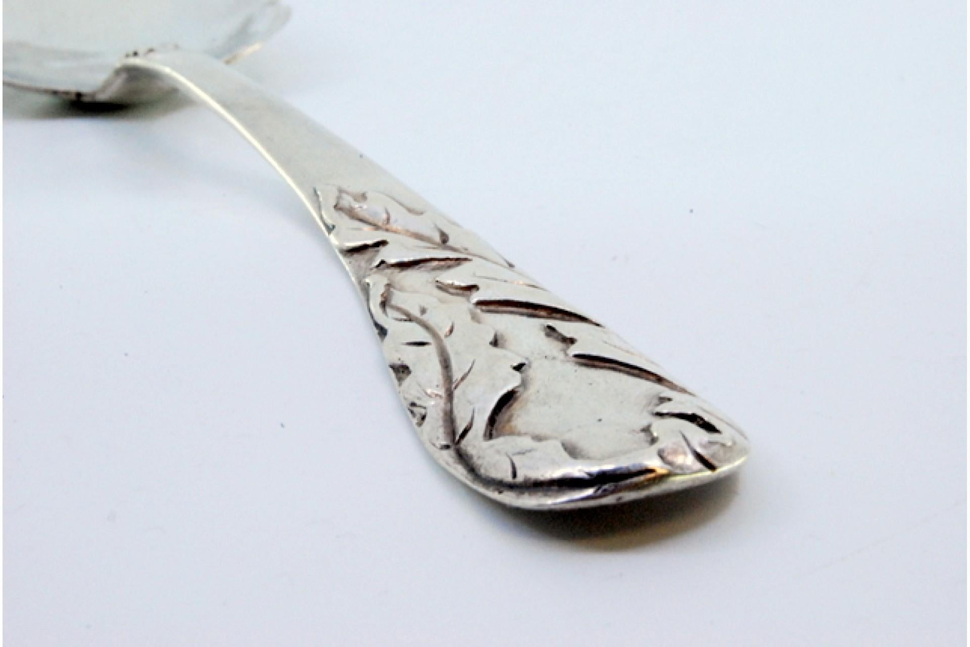 Silver ice cream scoop with reliefs on the handle siglo XIX en venta