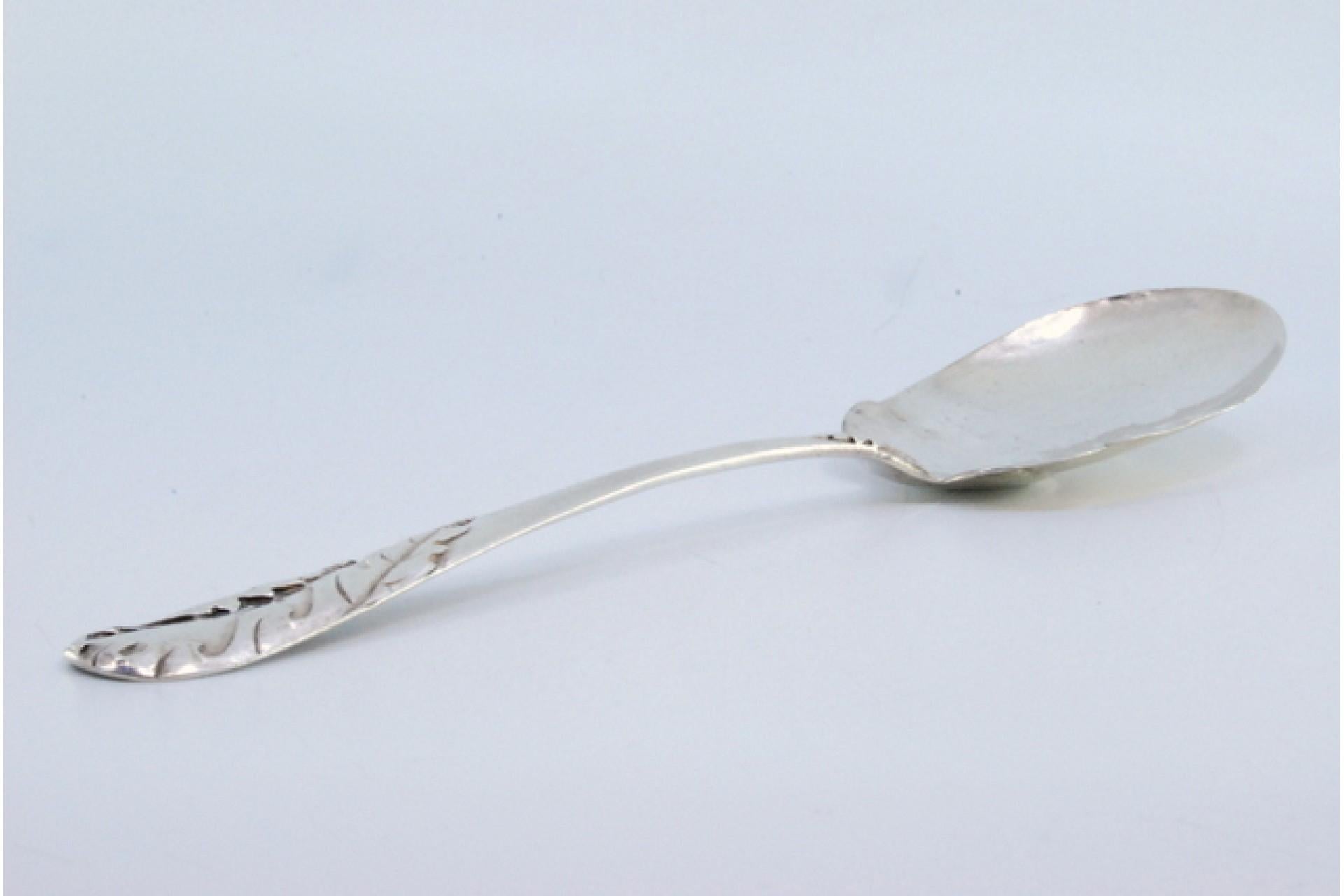 Silver ice cream scoop with reliefs on the handle en venta 1