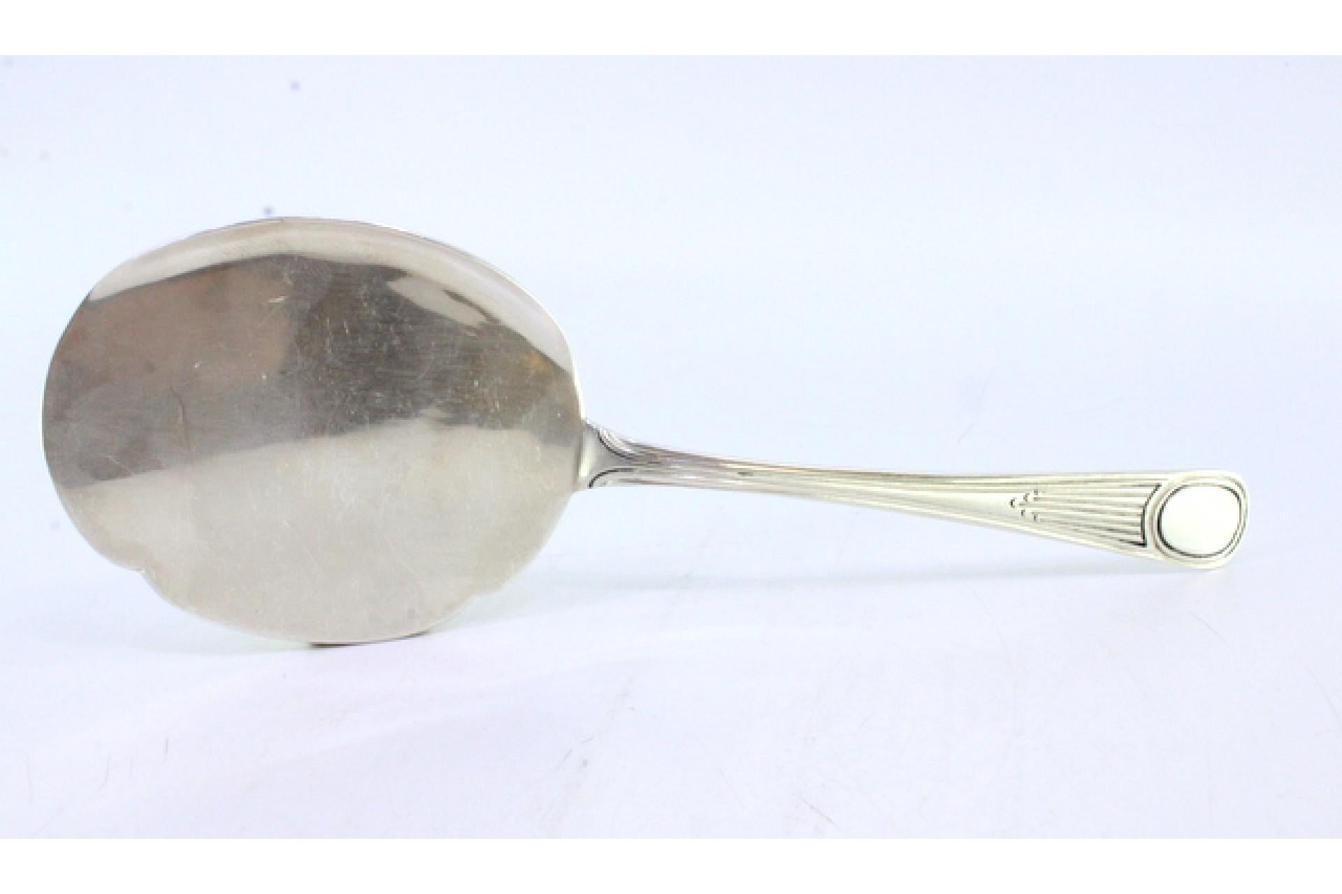 Description: Silver ice cream scoop with smooth shell and crimped reliefs along the handle with monogram plaque. Metal: Silver. Origin: Portuguese. Brand: Cabeça de escravo. Weight: 97.35 grams. Dimensions: 22cmx7.7cm. Content: 833/1000. Assay Mark: