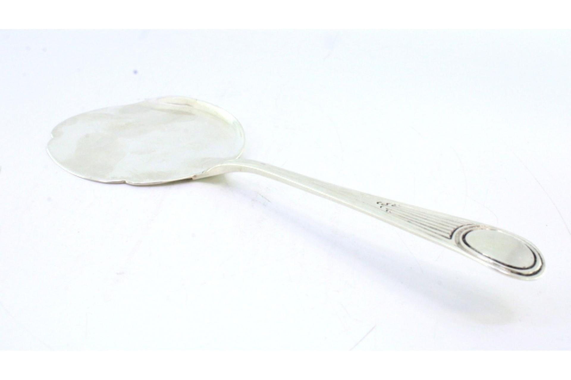 European Silver ice cream scoop with smooth shell and crimped handle reliefs For Sale