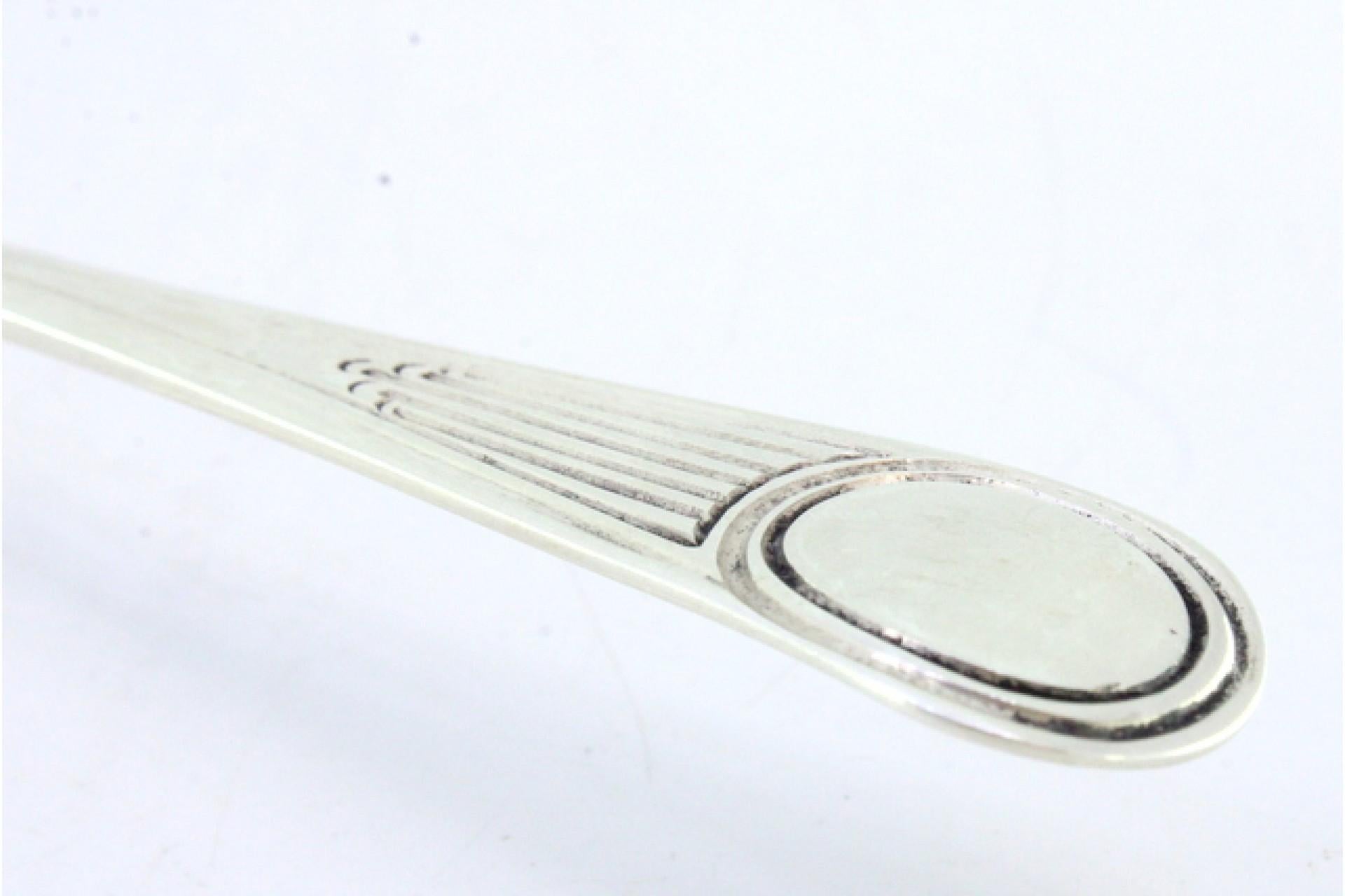 Silver ice cream scoop with smooth shell and crimped handle reliefs In Good Condition For Sale In Porto, PT