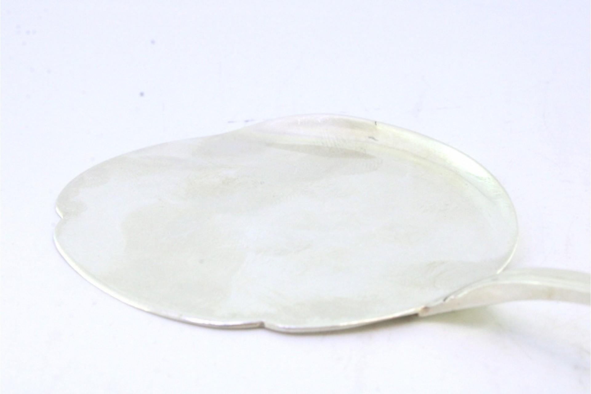 20th Century Silver ice cream scoop with smooth shell and crimped handle reliefs For Sale