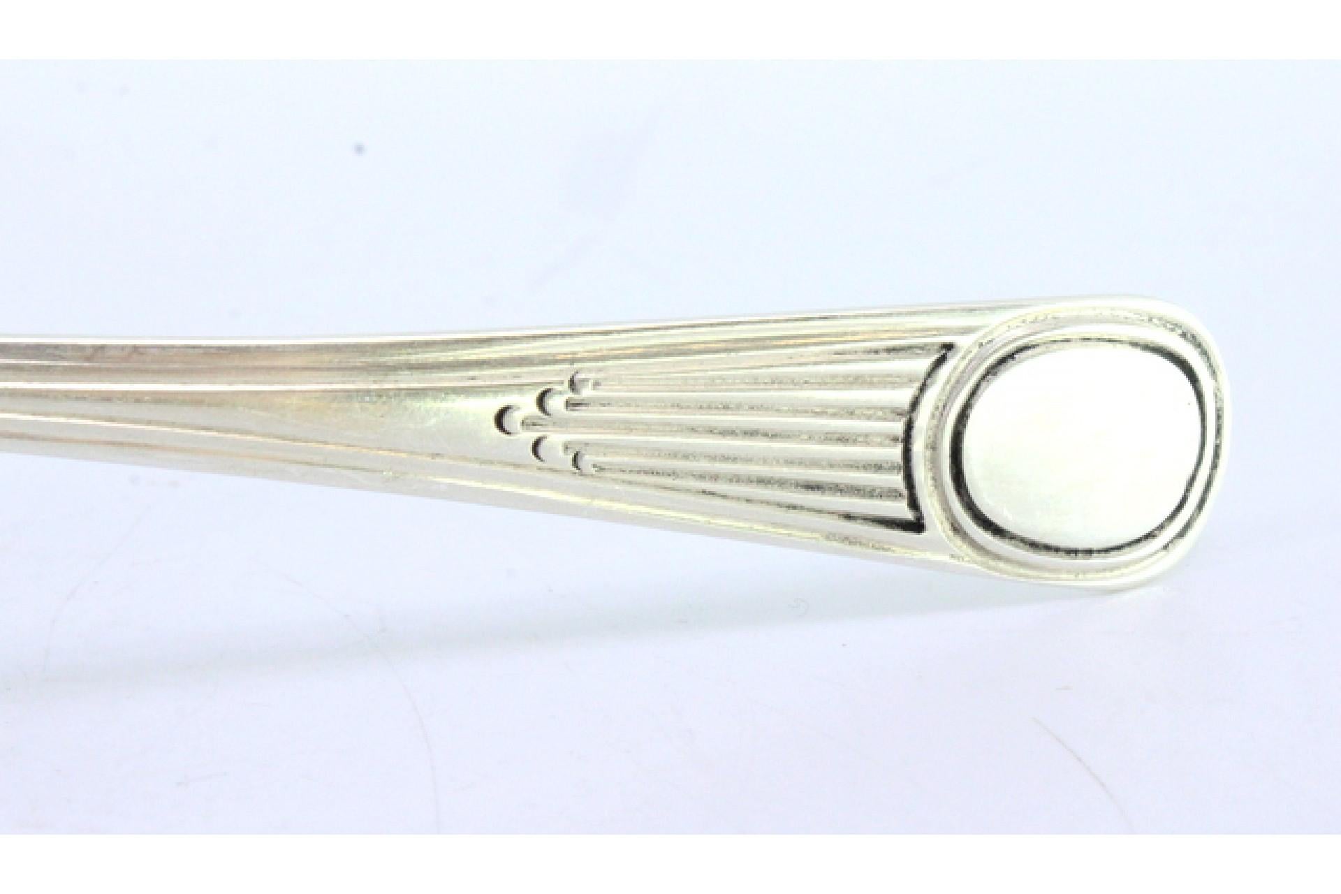 Silver ice cream scoop with smooth shell and crimped handle reliefs For Sale 1